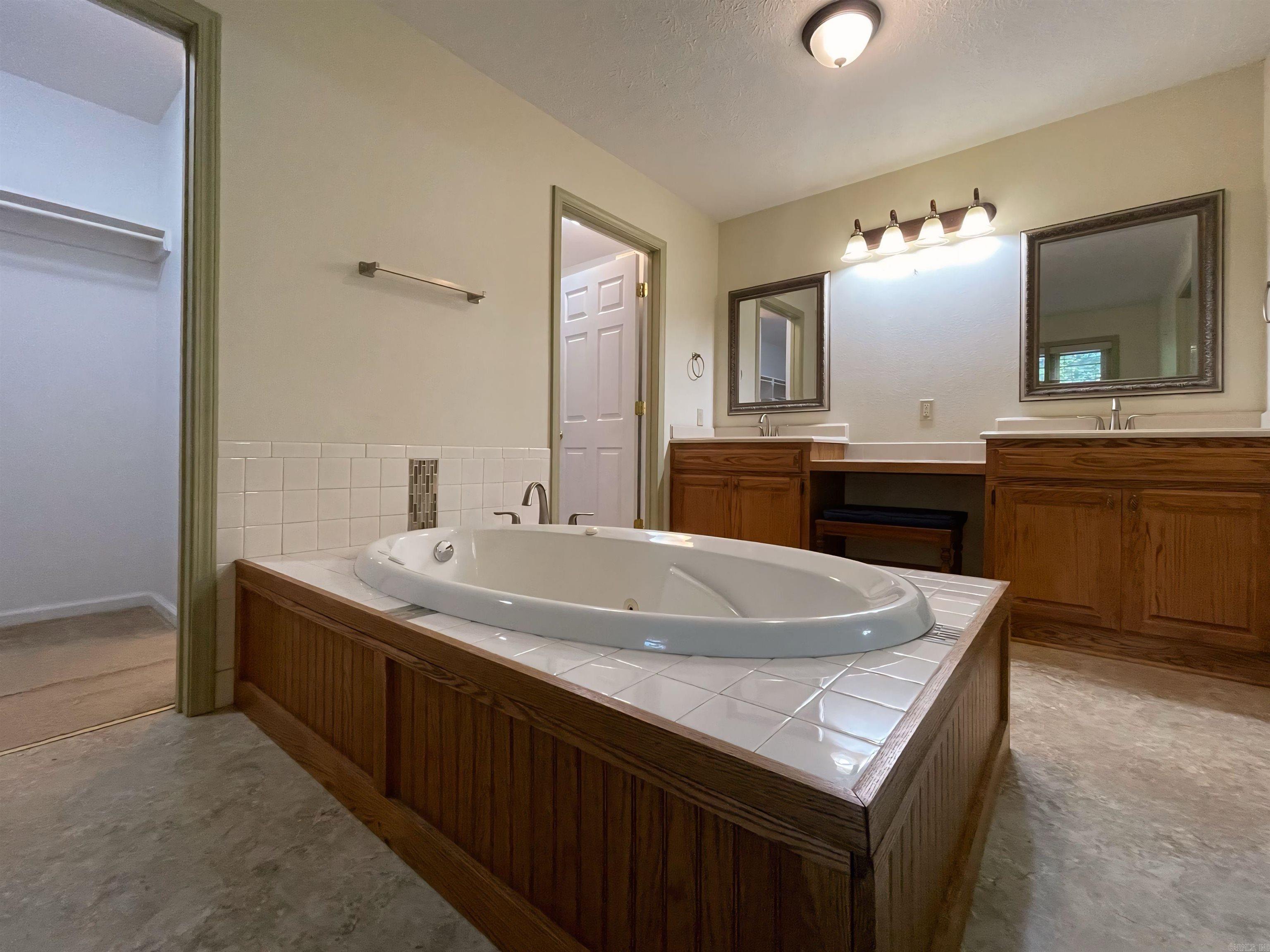 19 Levee Rd Road Solgohachia, AR 72156