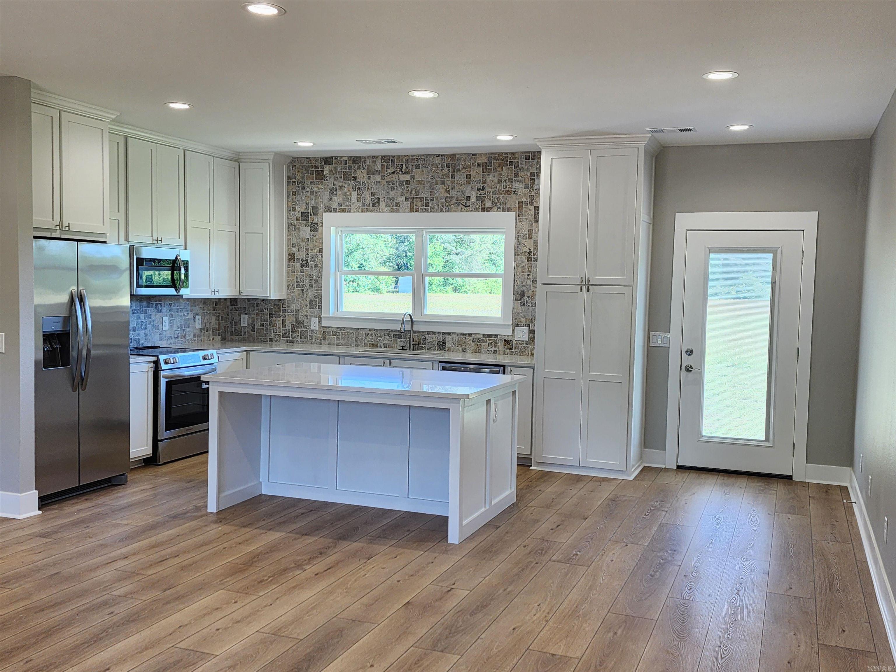 290  Walker  Higginson, AR