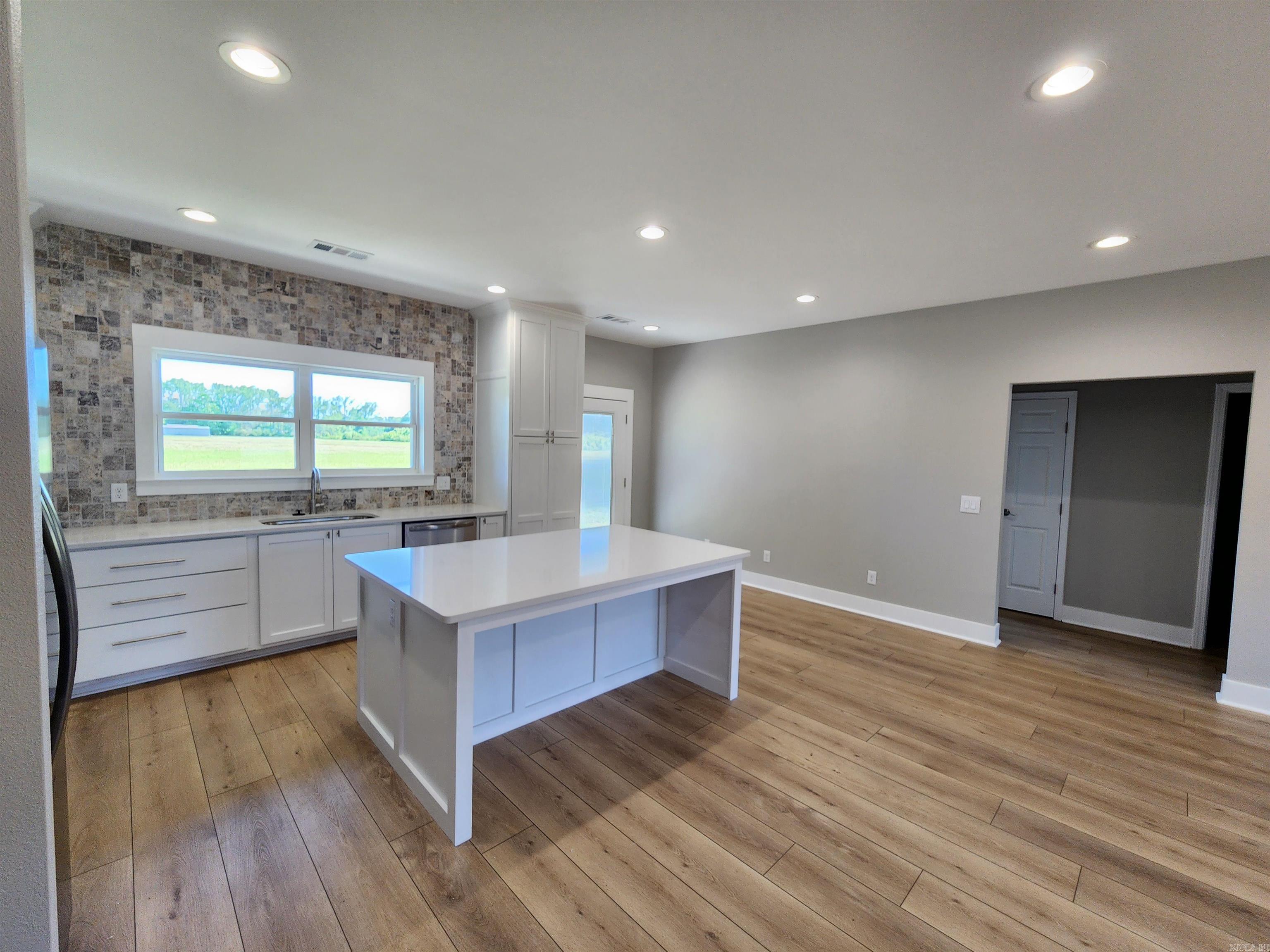 290  Walker  Higginson, AR