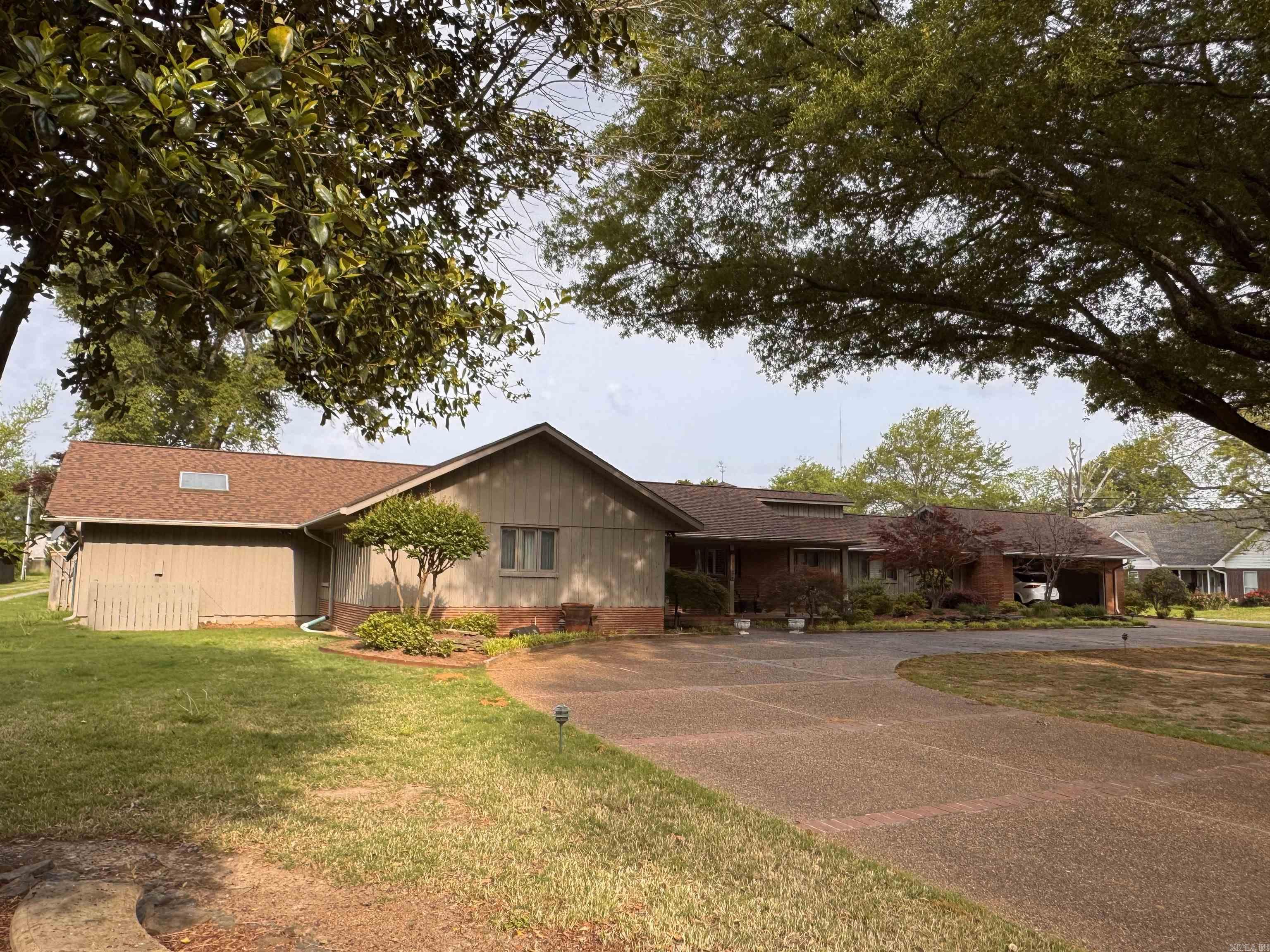 1002 S Lowe Street Stuttgart, AR 72160