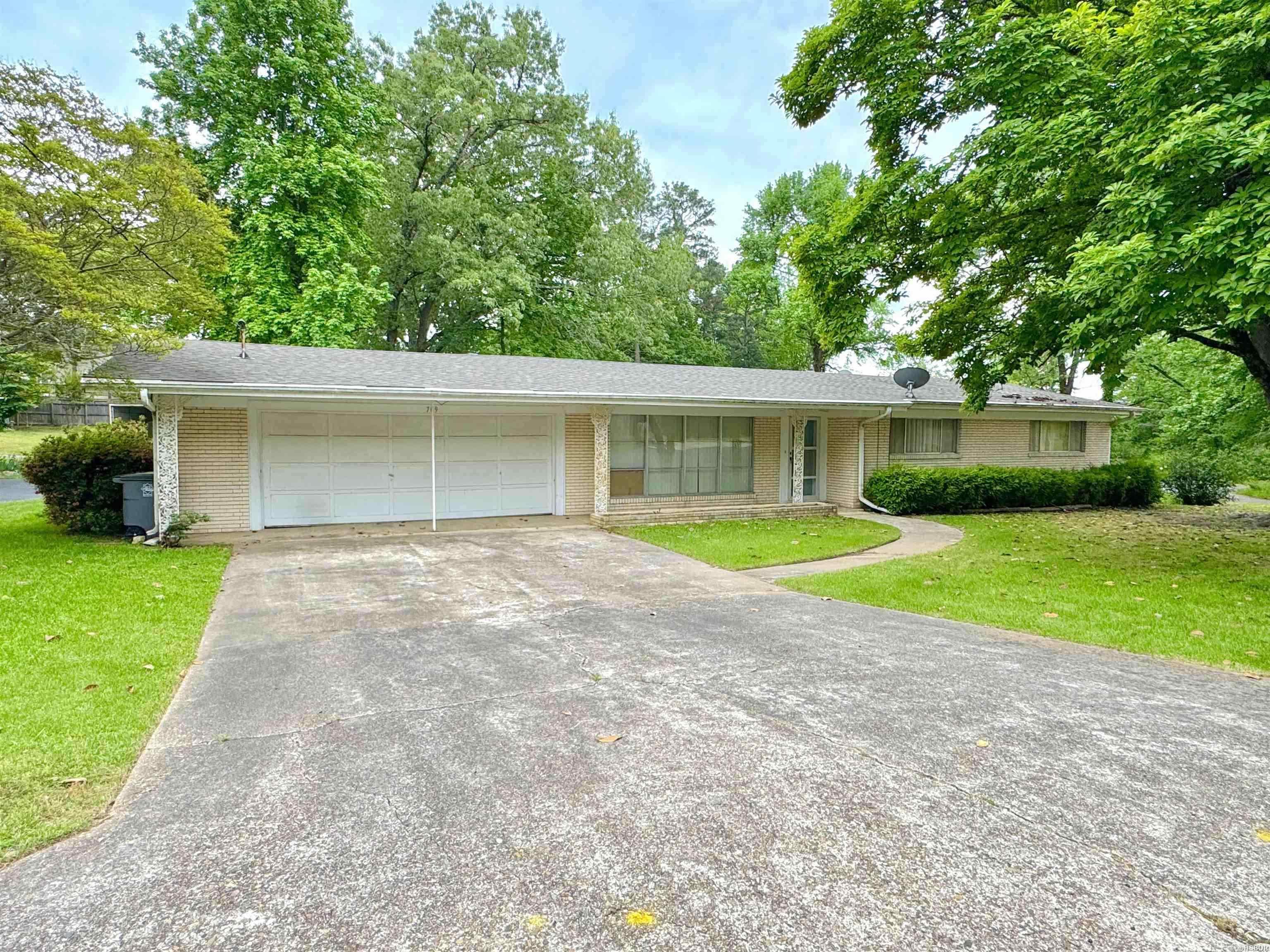 709 Lakeland Drive