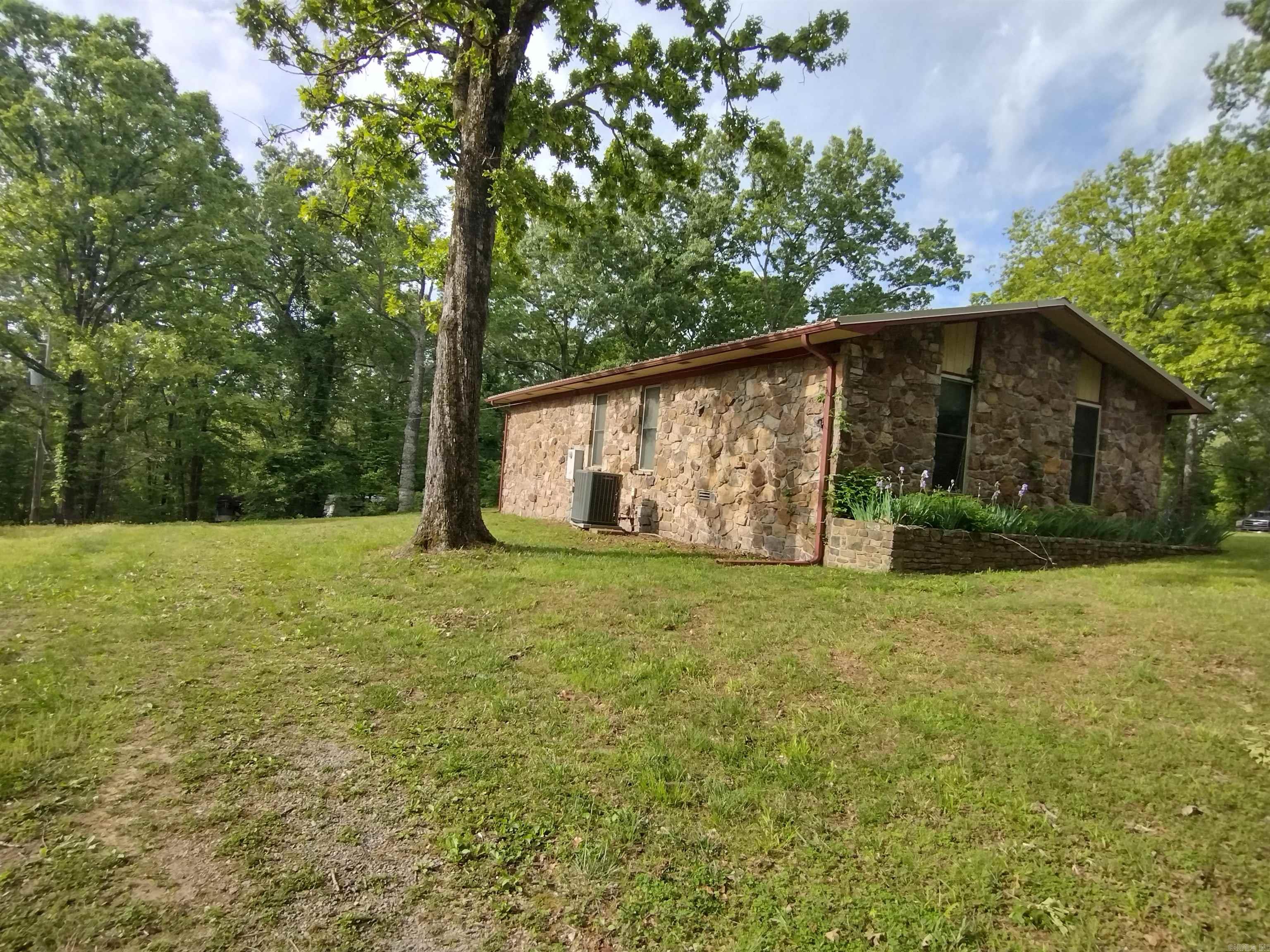 589  N Ridgeview  Mountain View, AR