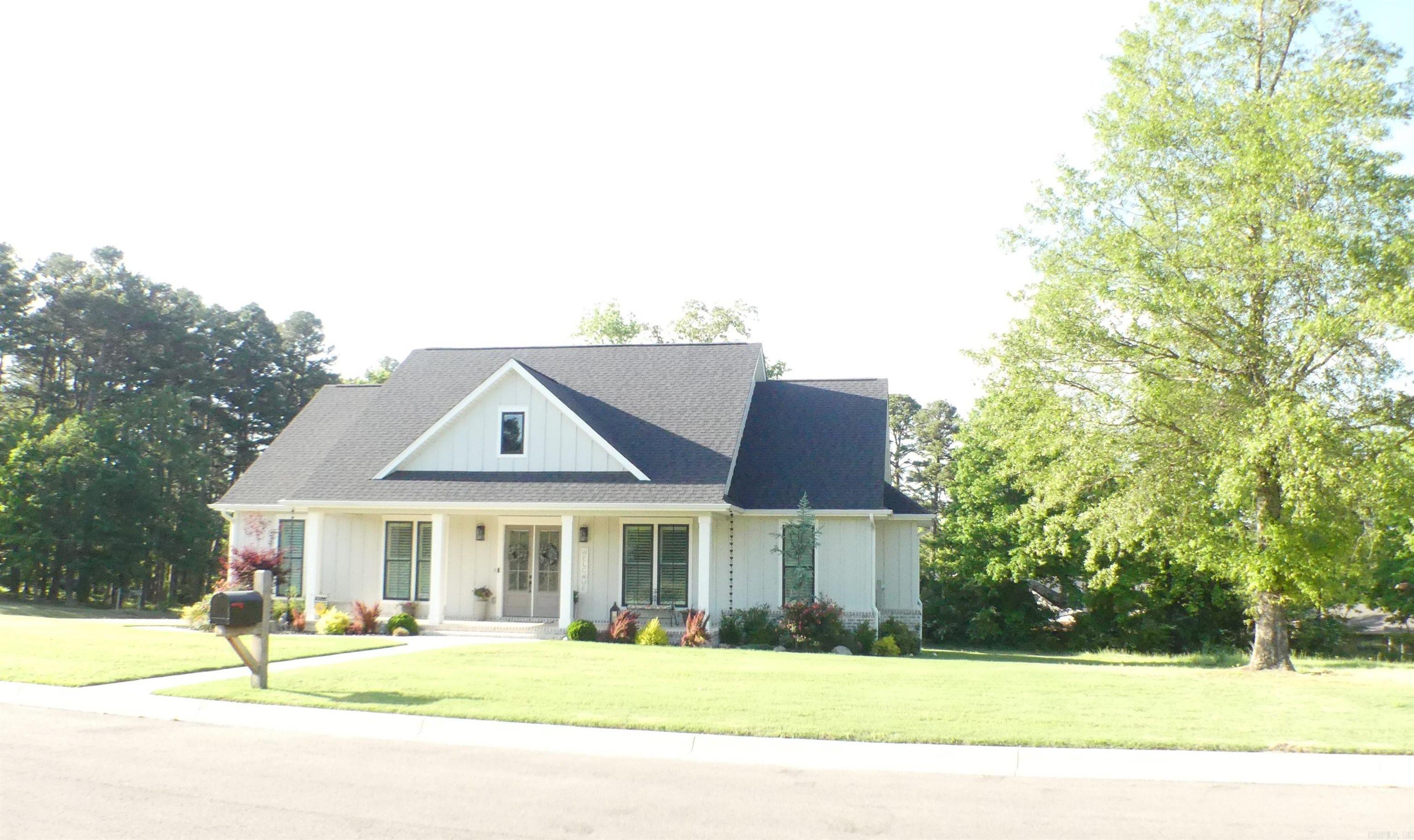 100  Laurie Dr  Mena, AR