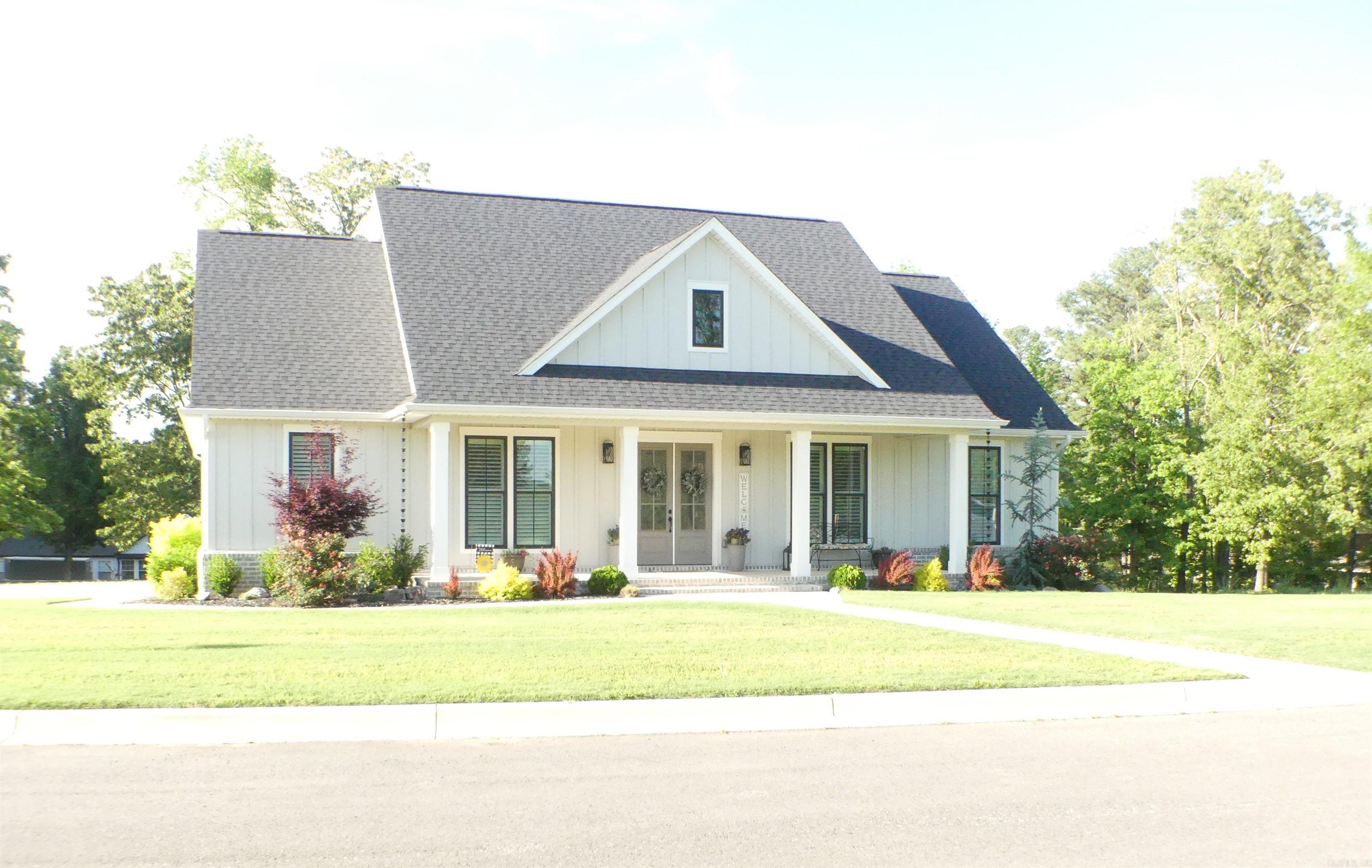 100  Laurie Dr  Mena, AR