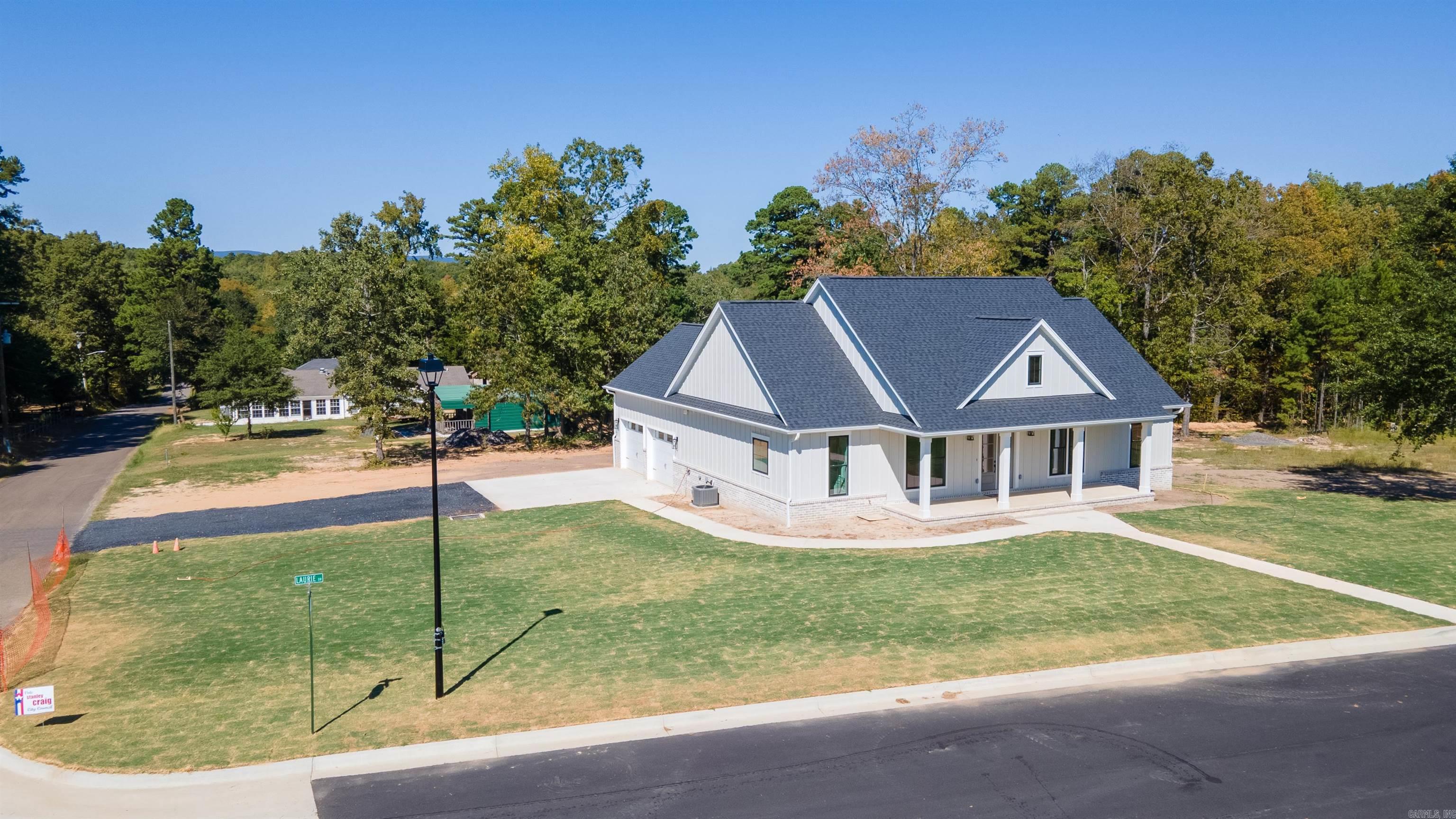 100  Laurie Dr  Mena, AR