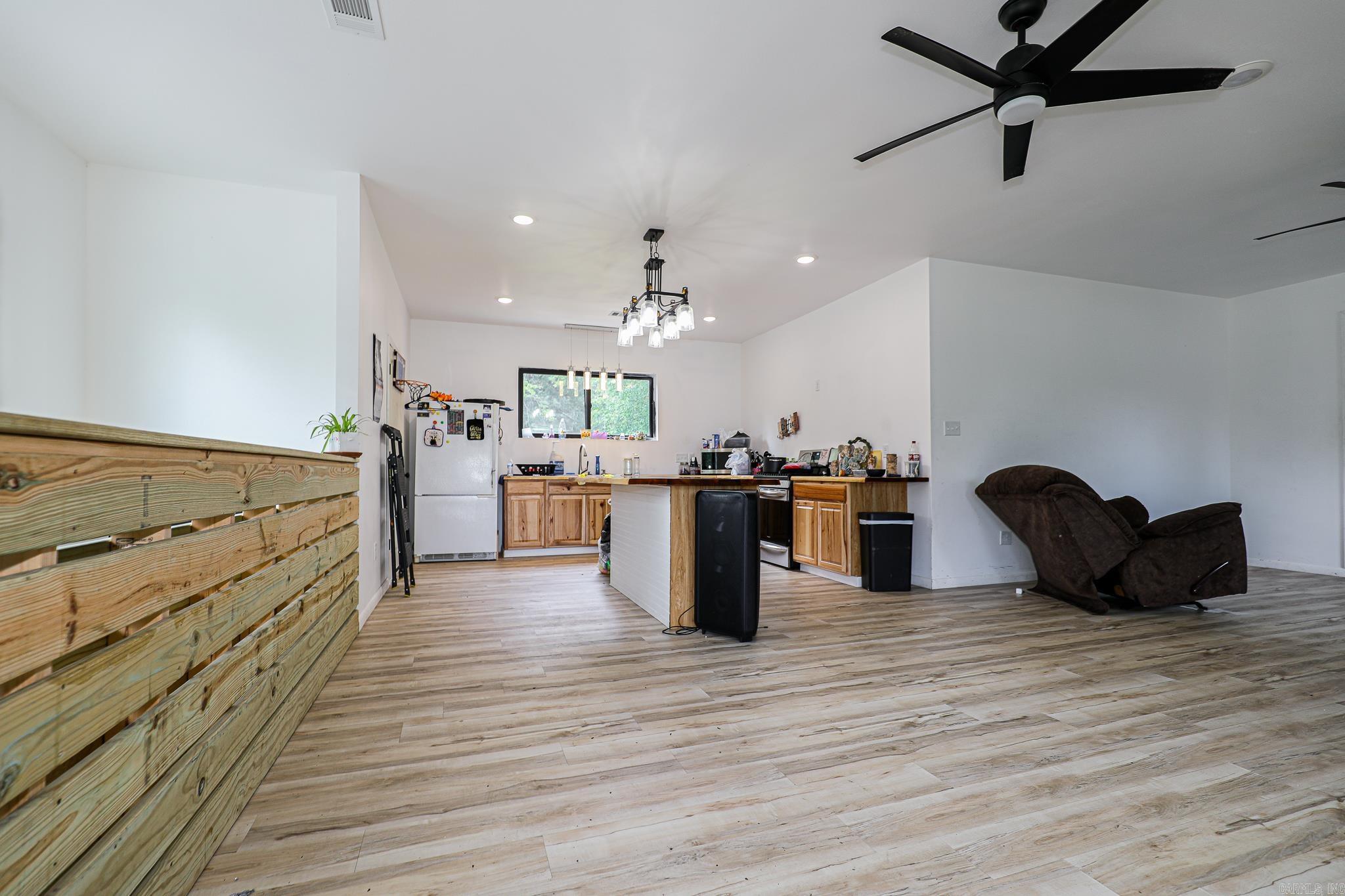 1925 W LAKEVIEW Benton, AR 72015