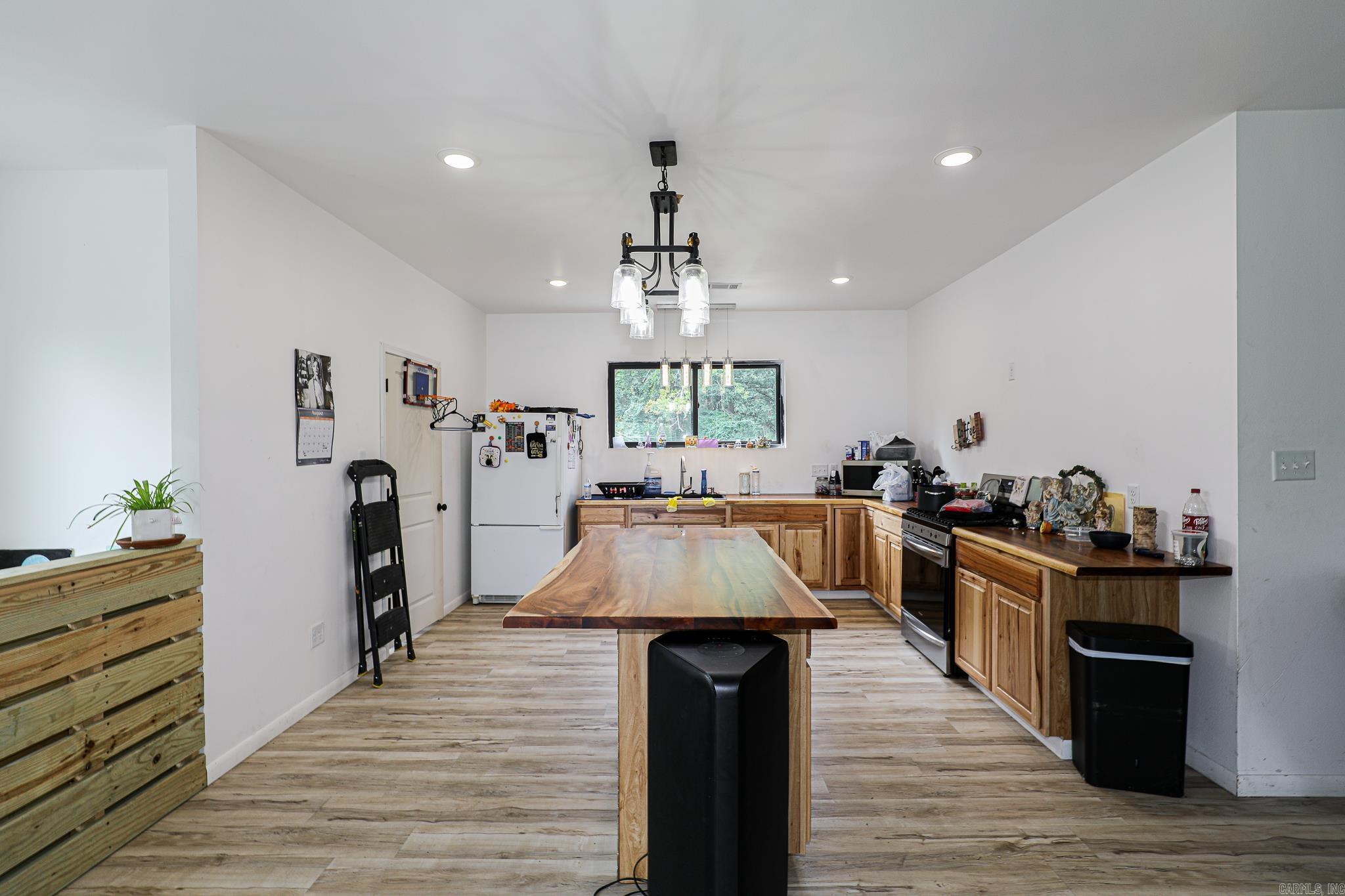 1925 W LAKEVIEW Benton, AR 72015
