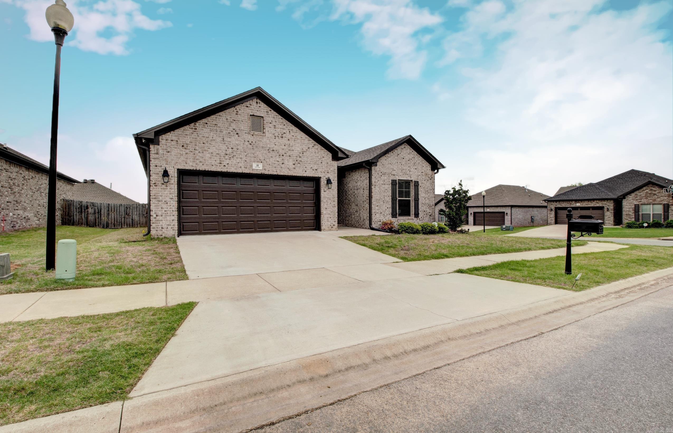 10  Luke Ct  Maumelle, AR