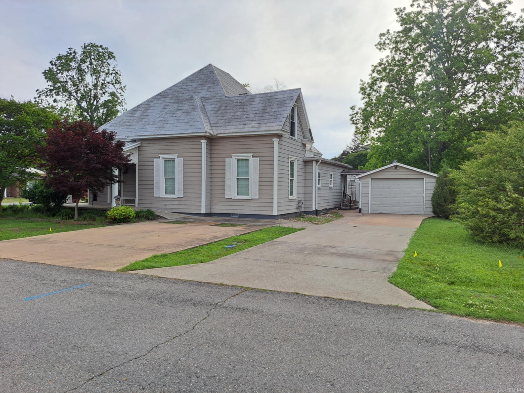 320 E 4th  Lonoke, AR