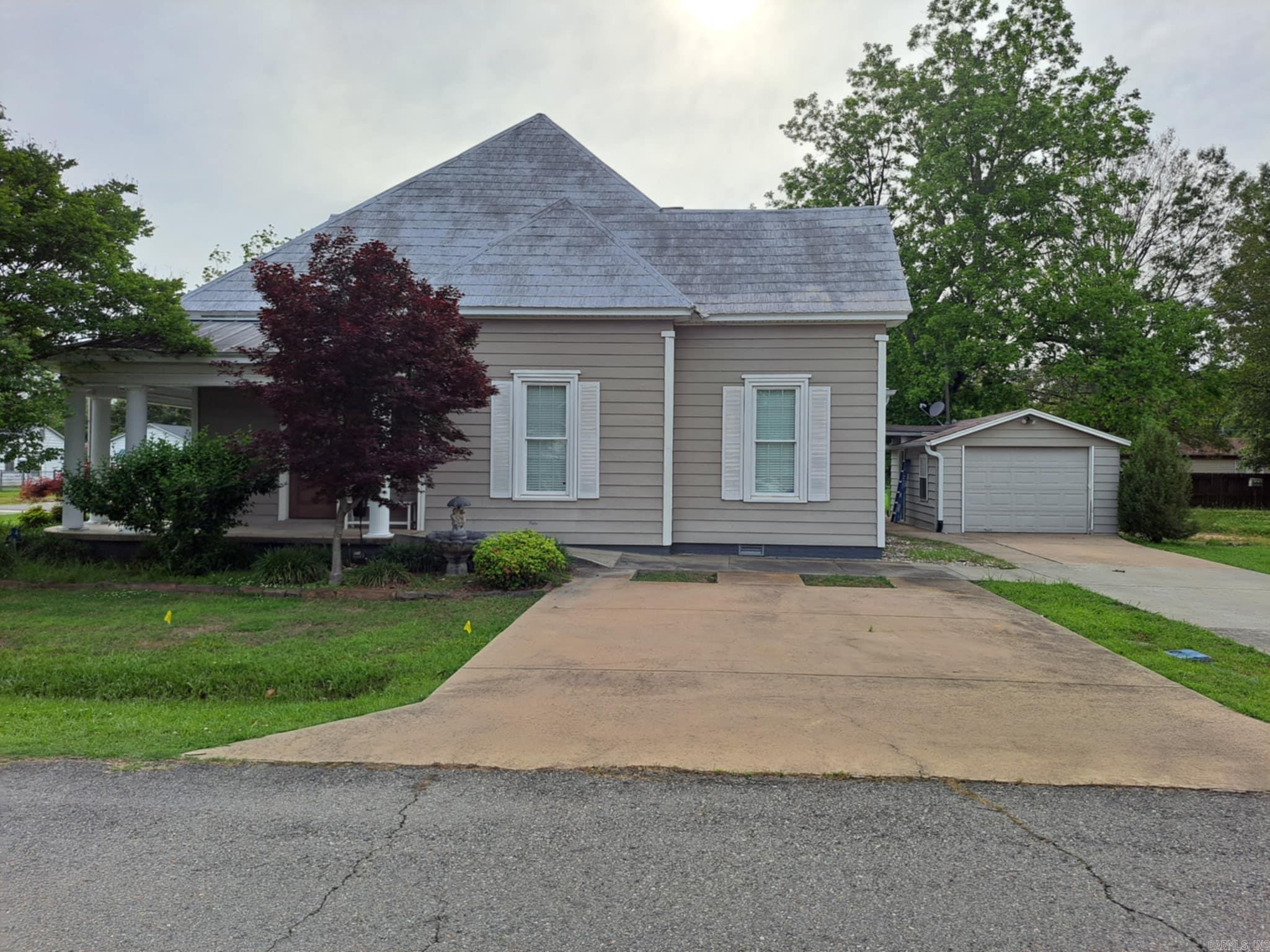 320 E 4th  Lonoke, AR