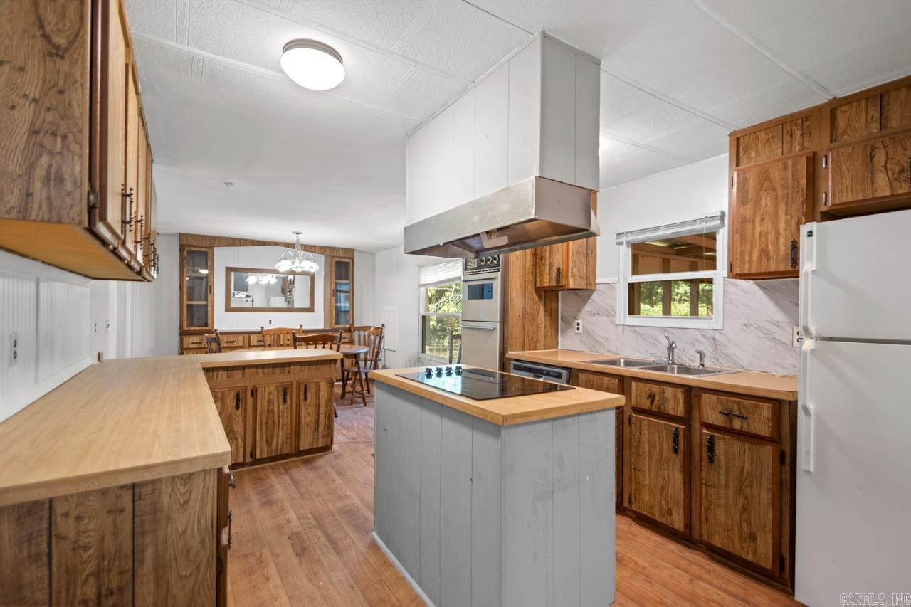 1504 W Woodson Lateral Rd  Hensley, AR
