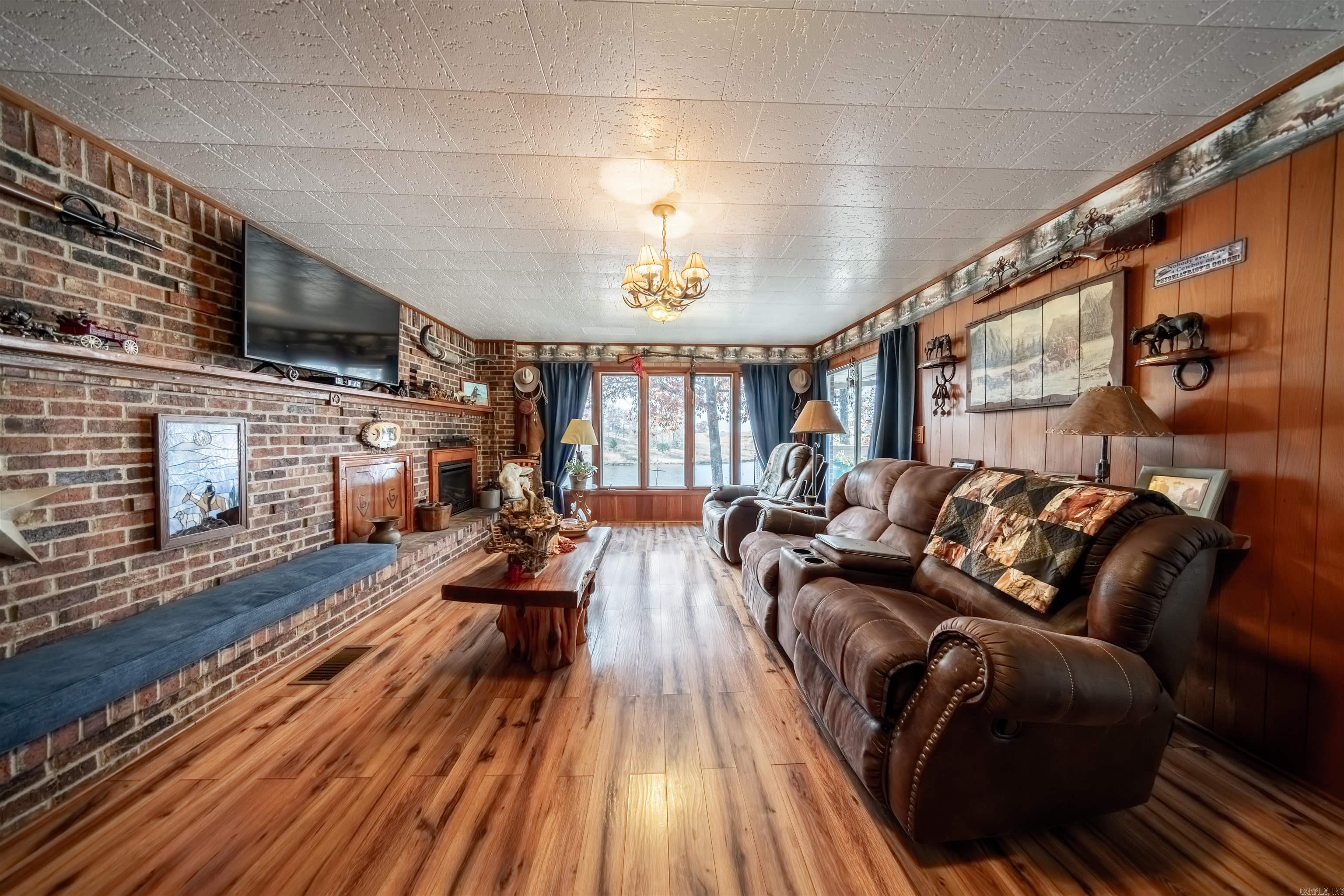 717 Green Valley Ln Viola, AR 72583