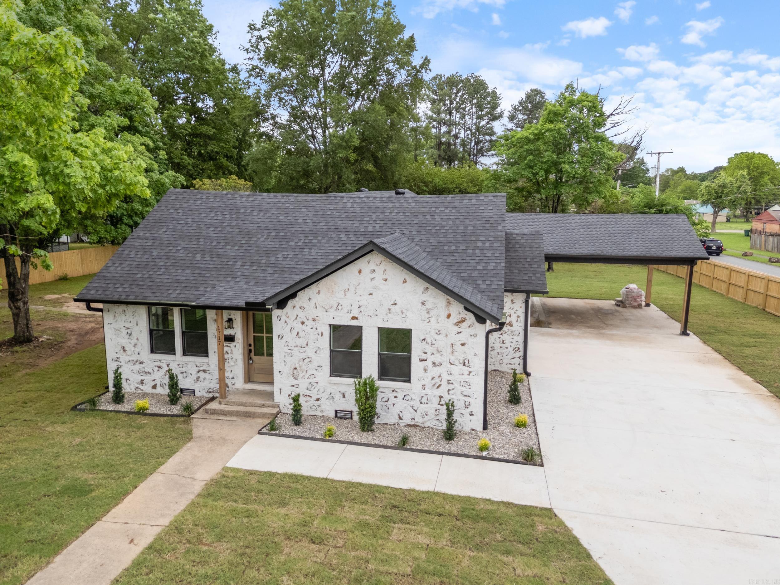 1717  Robins  Conway, AR