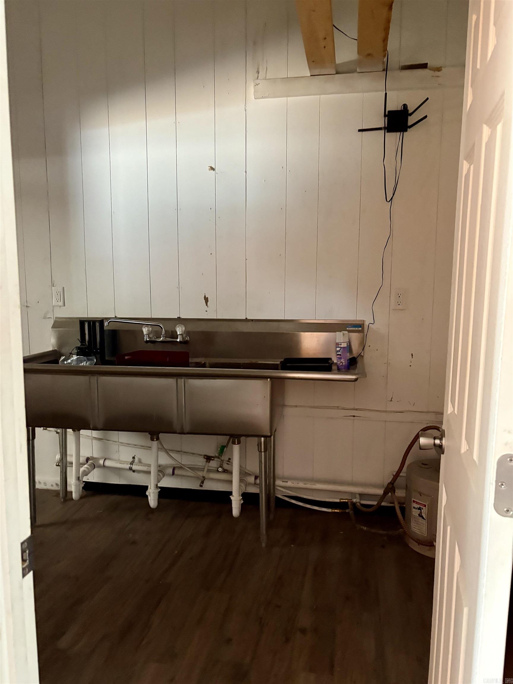 1898 E Market  Searcy, AR
