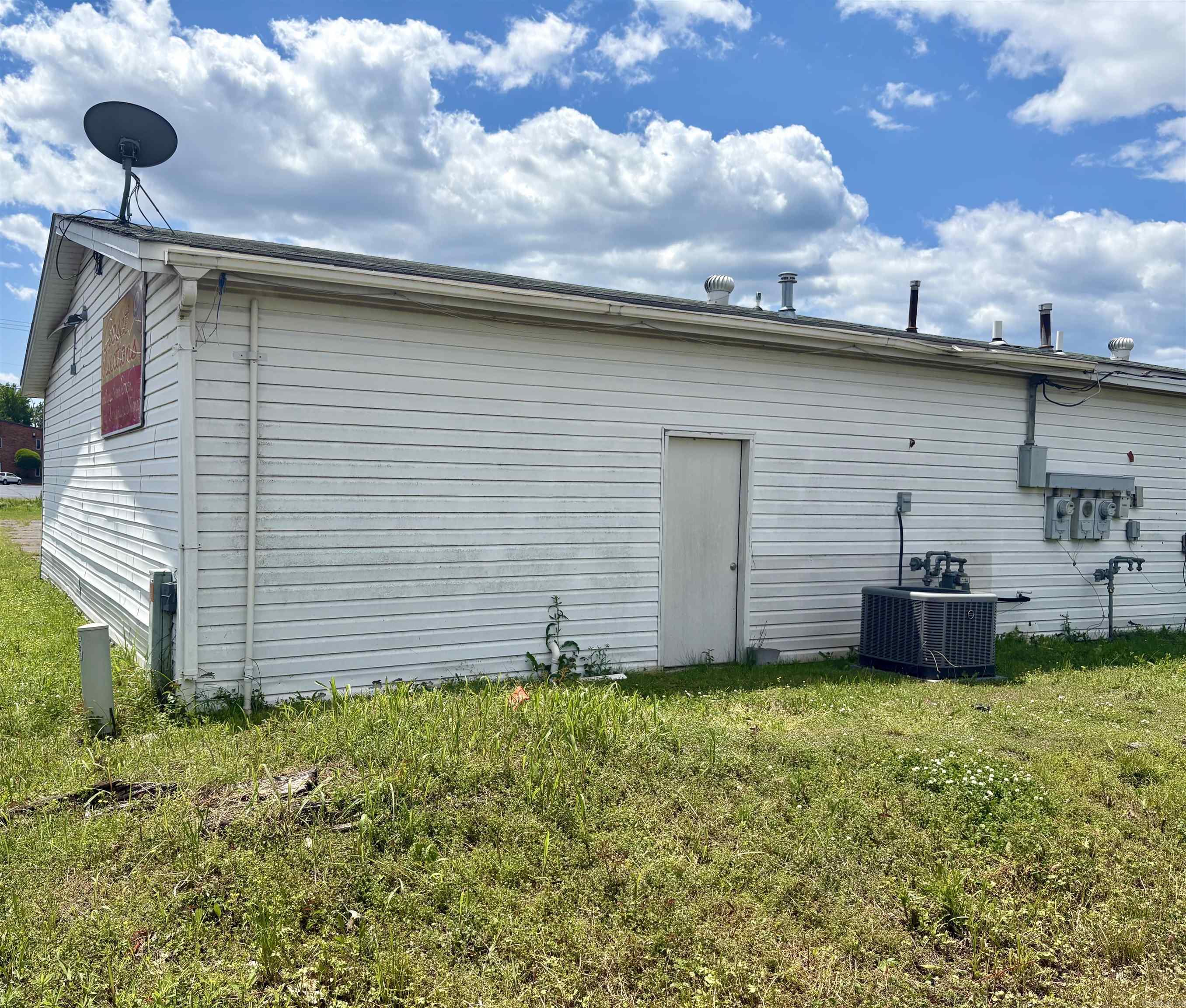 1898 E Market  Searcy, AR