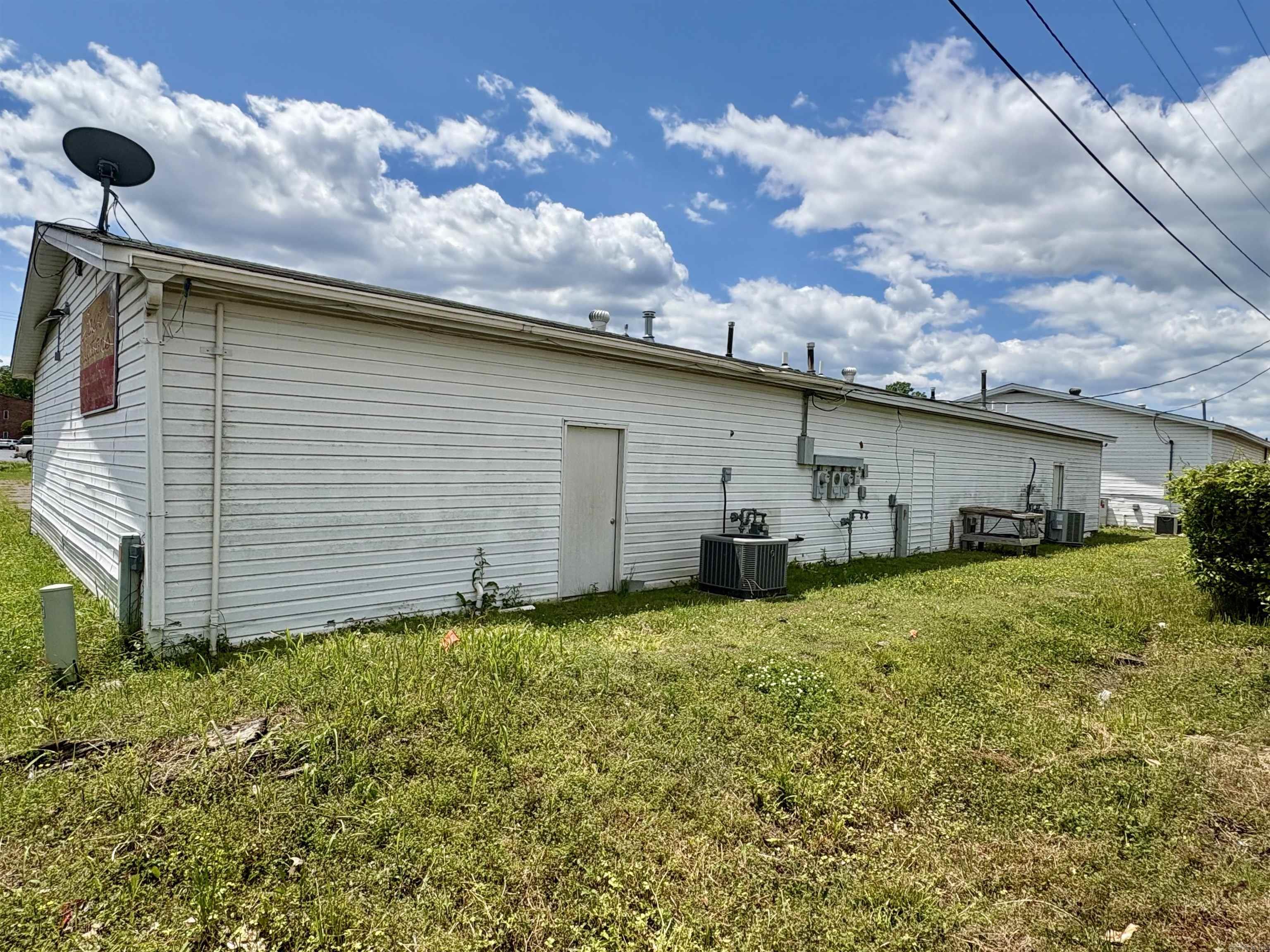 1898 E Market  Searcy, AR