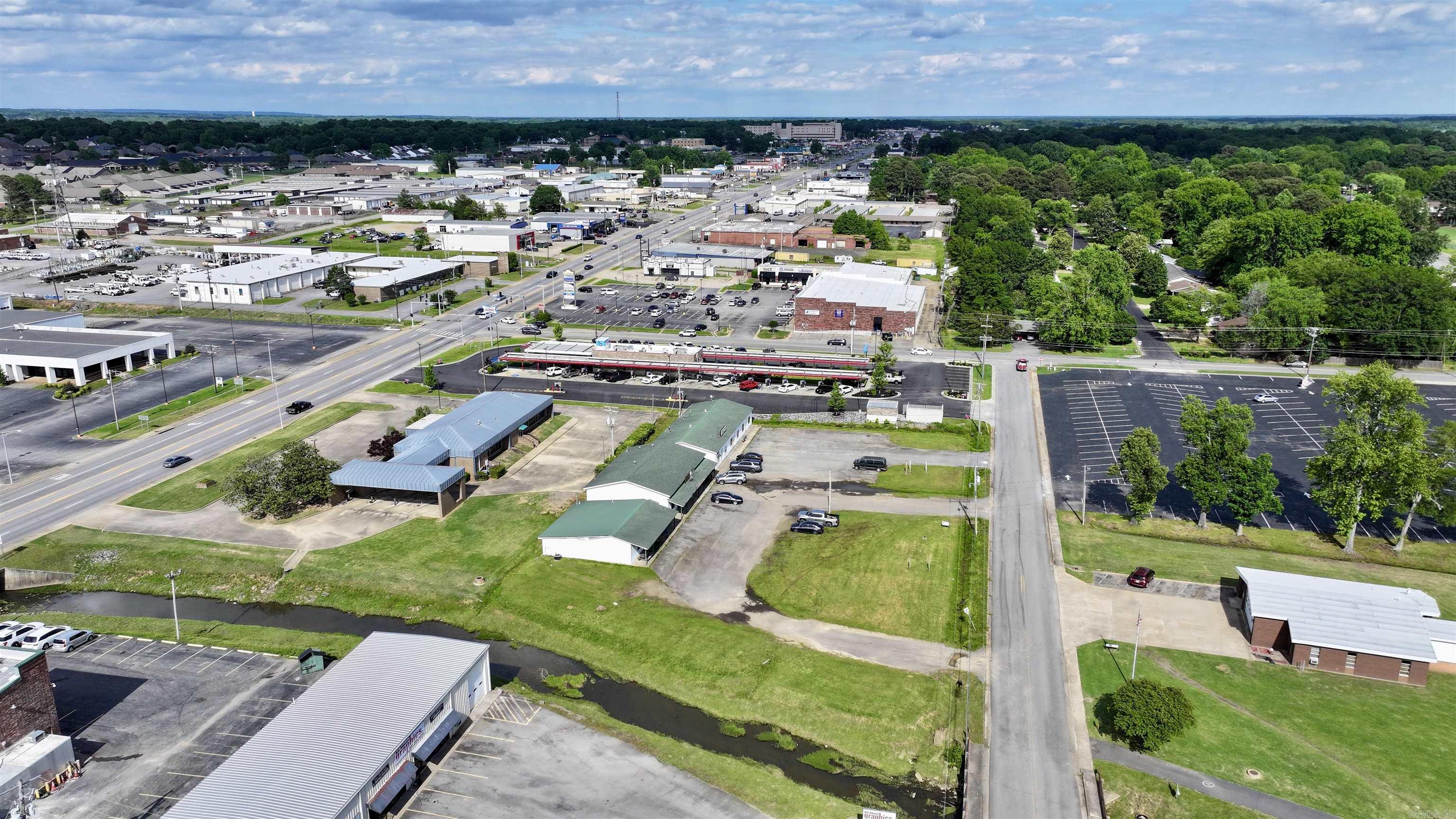 1898 E Market  Searcy, AR