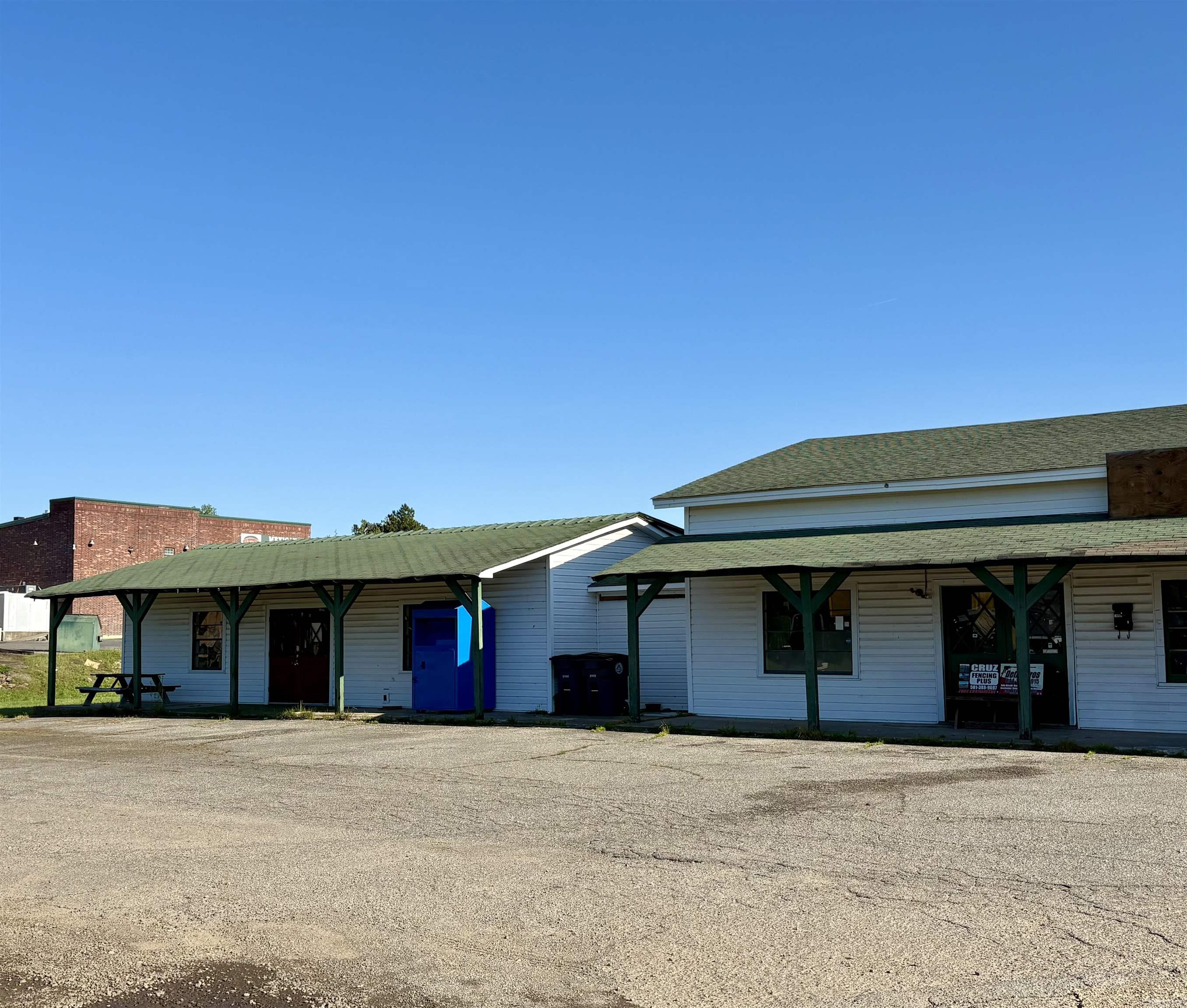 1898 E Market  Searcy, AR