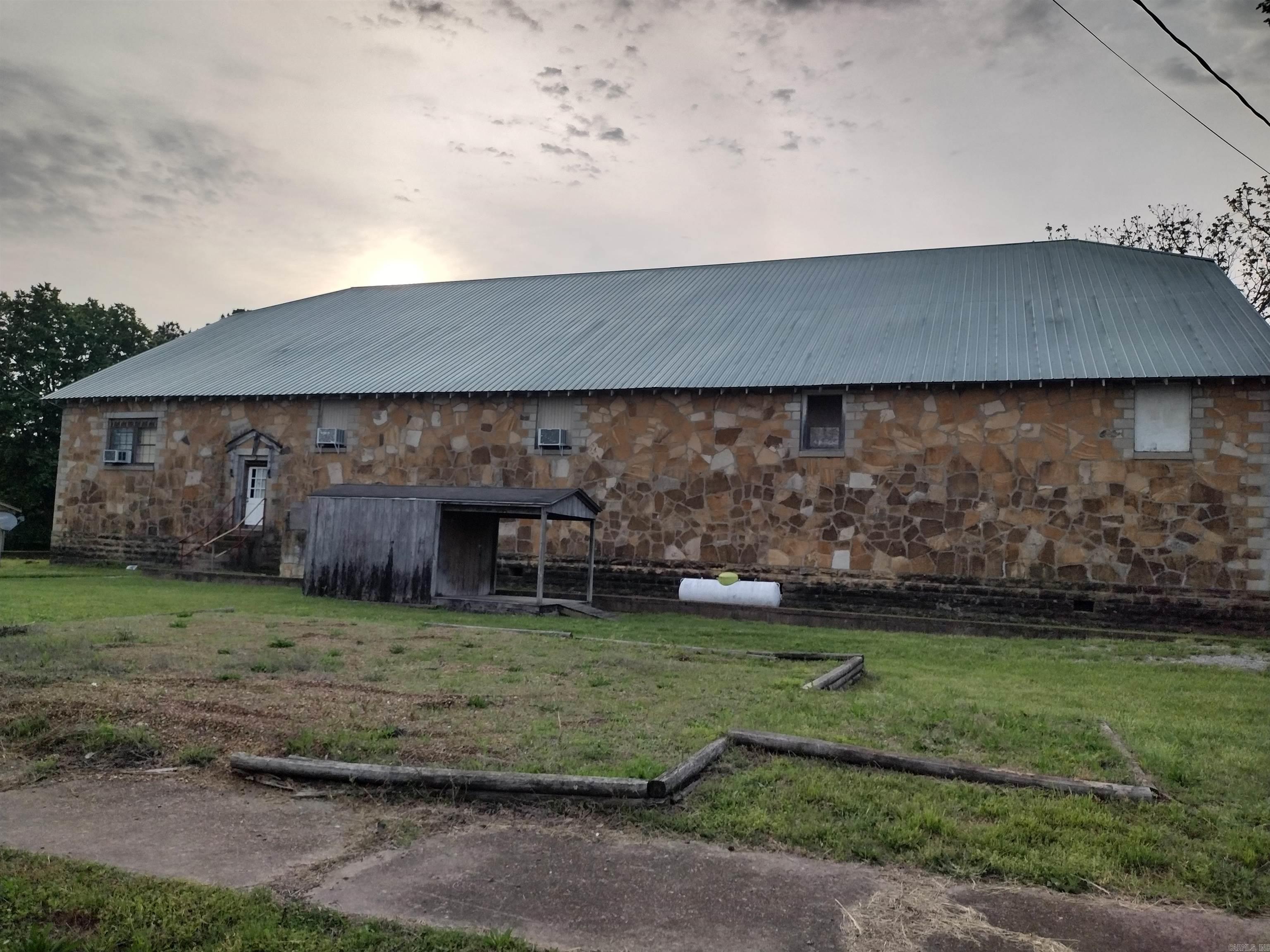 208  School AVe  Mountain View, AR