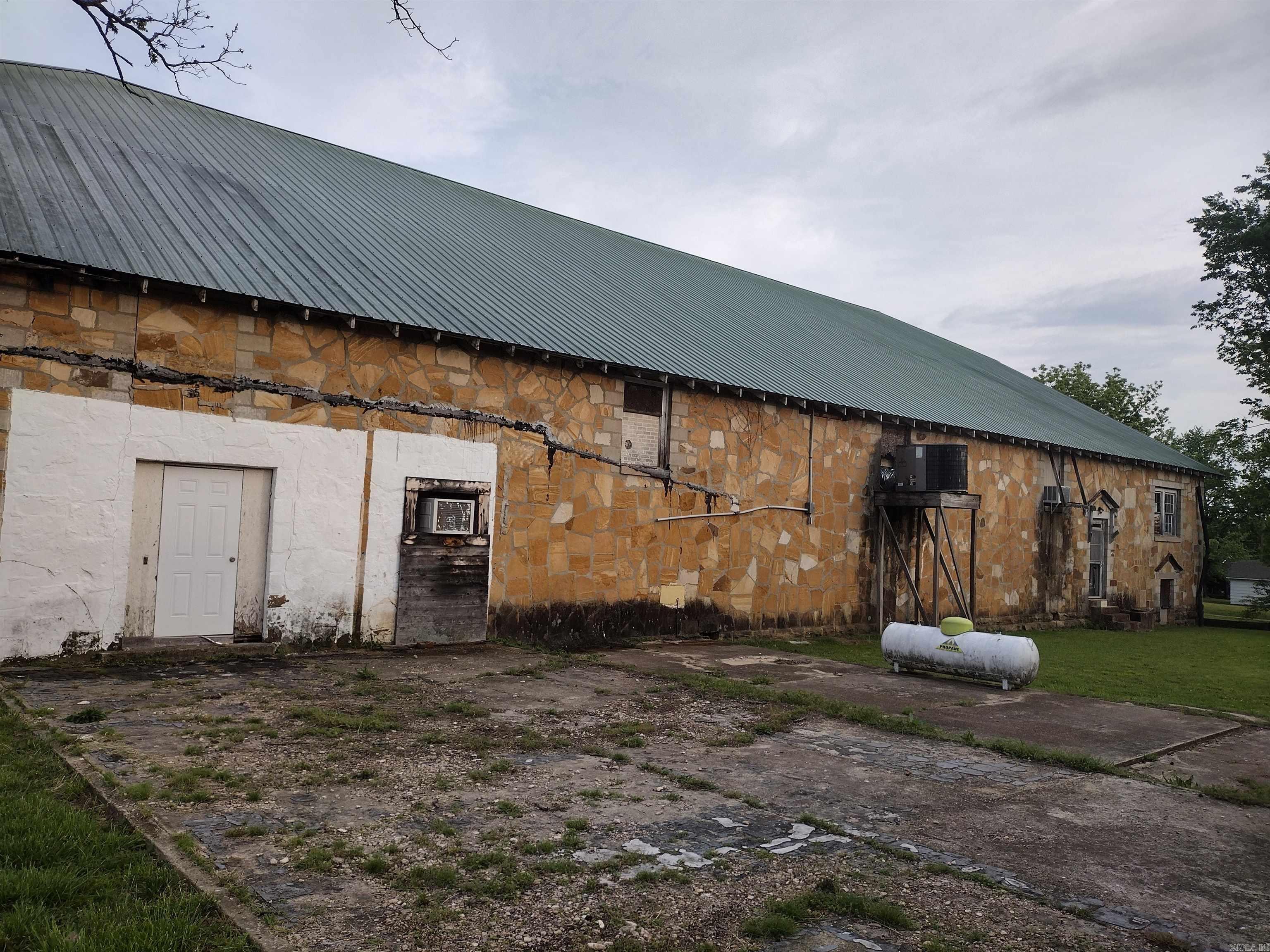 208  School AVe  Mountain View, AR