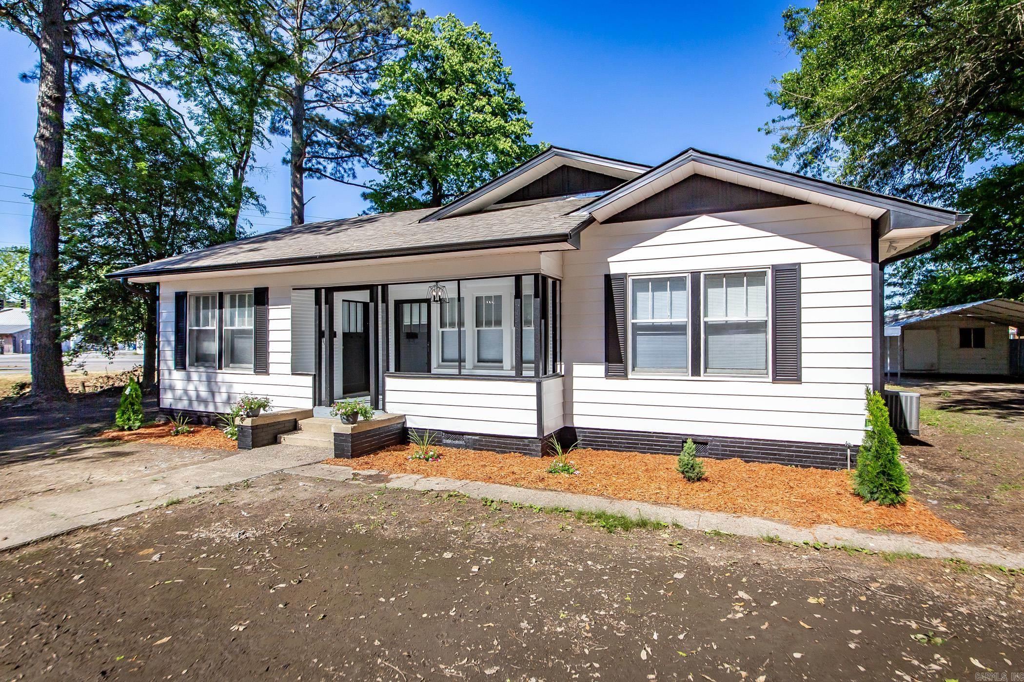 309 NE First  England, AR