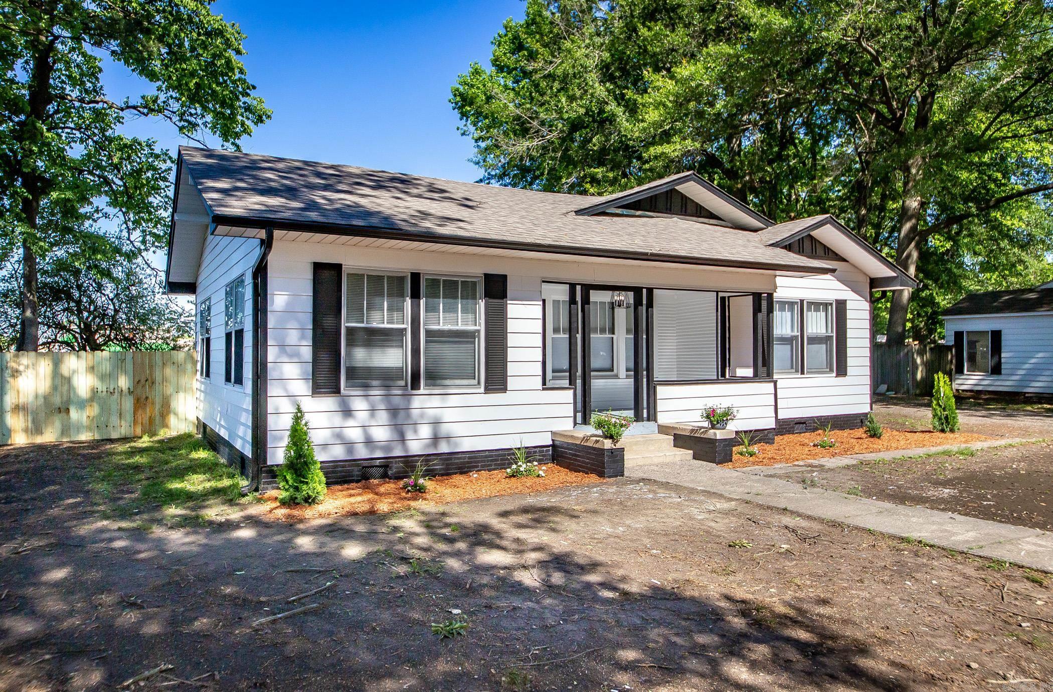 309 NE First  England, AR