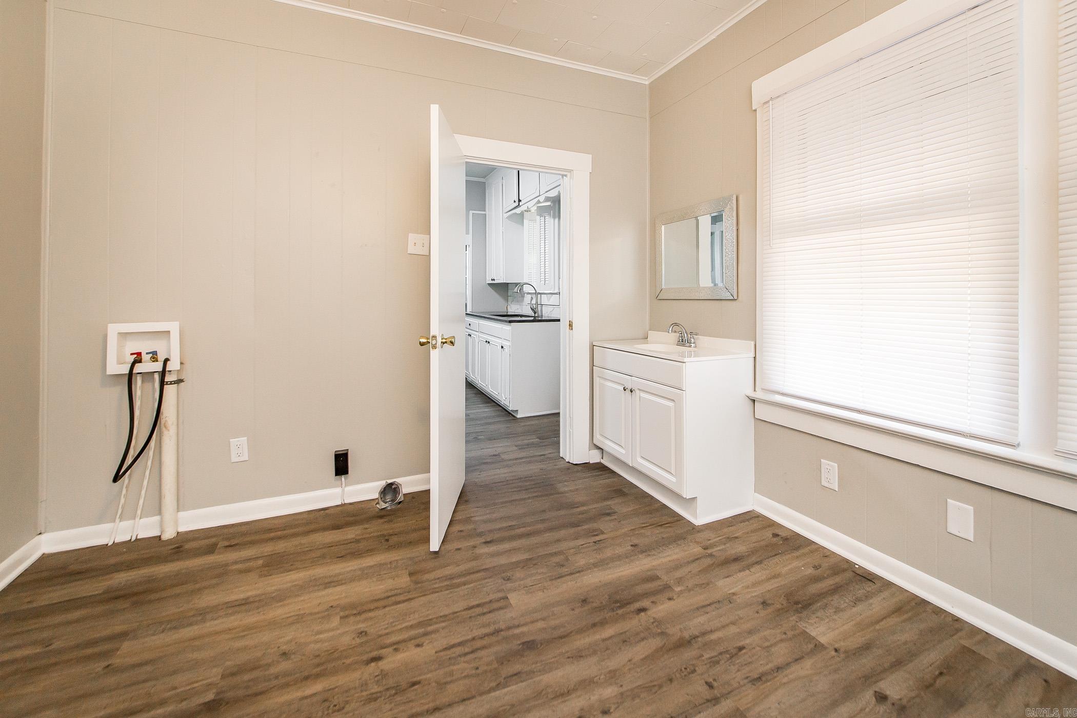309 NE First  England, AR