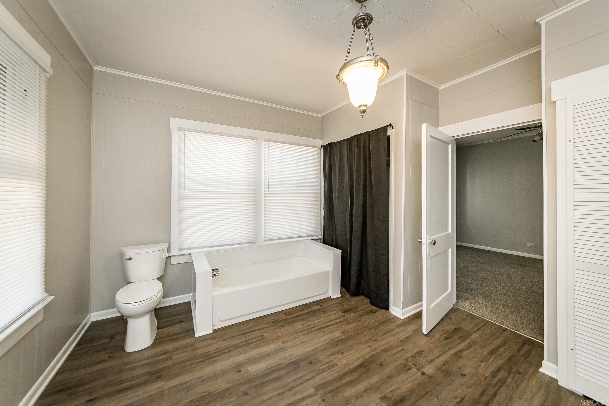 309 NE First  England, AR