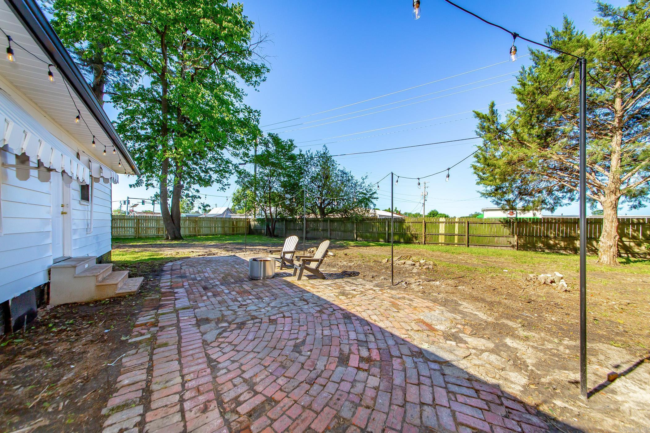 309 NE First  England, AR