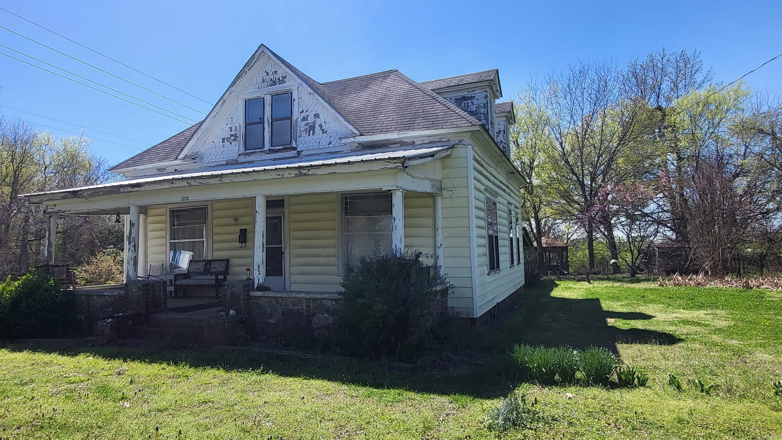 1211 S Ninth  Mena, AR