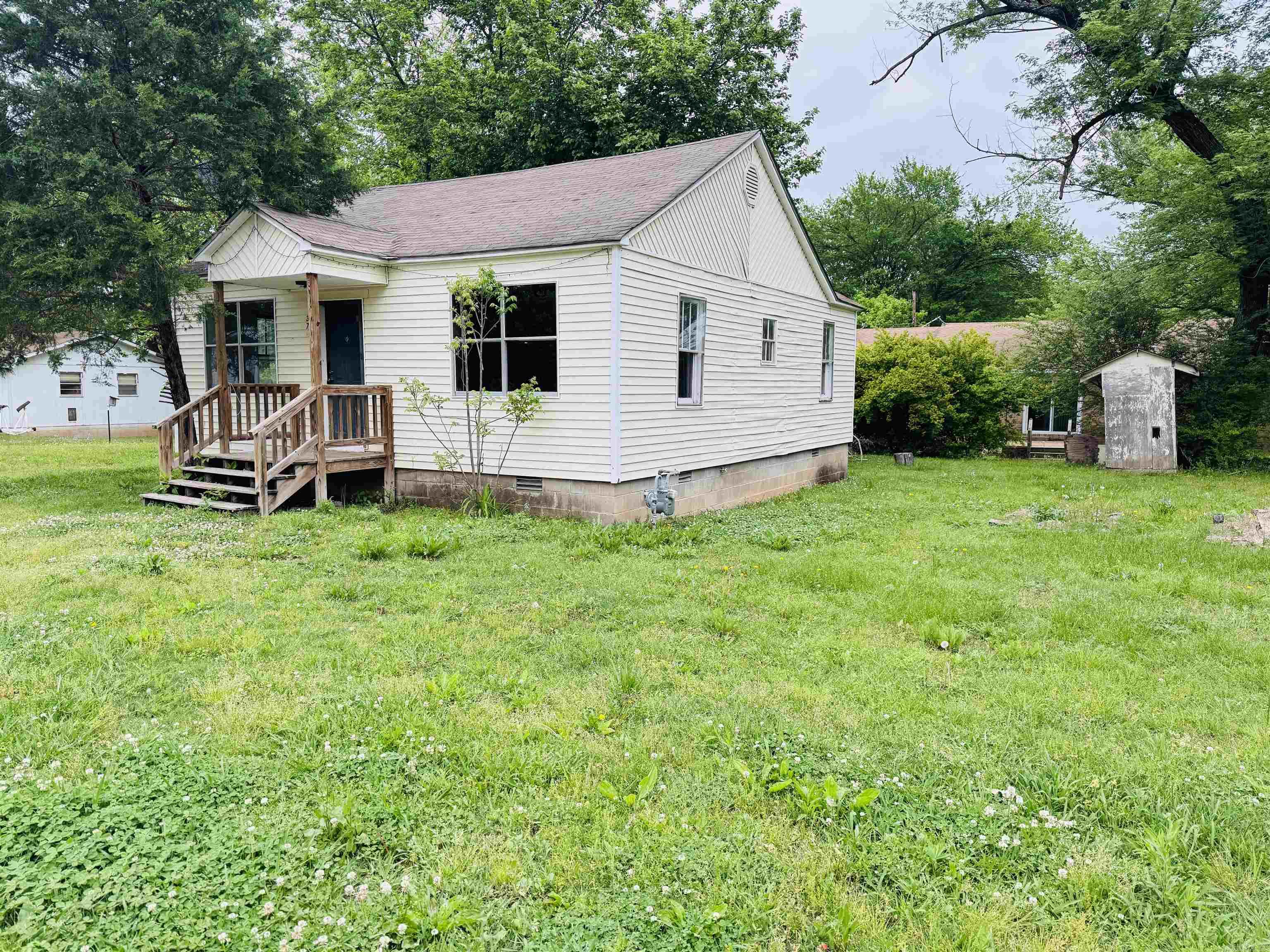 37  Maple  Melbourne, AR