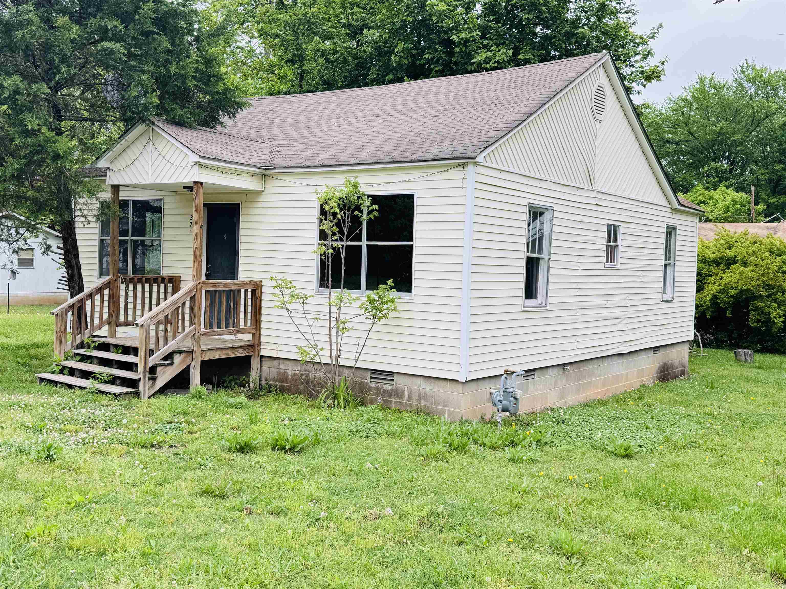 37  Maple  Melbourne, AR