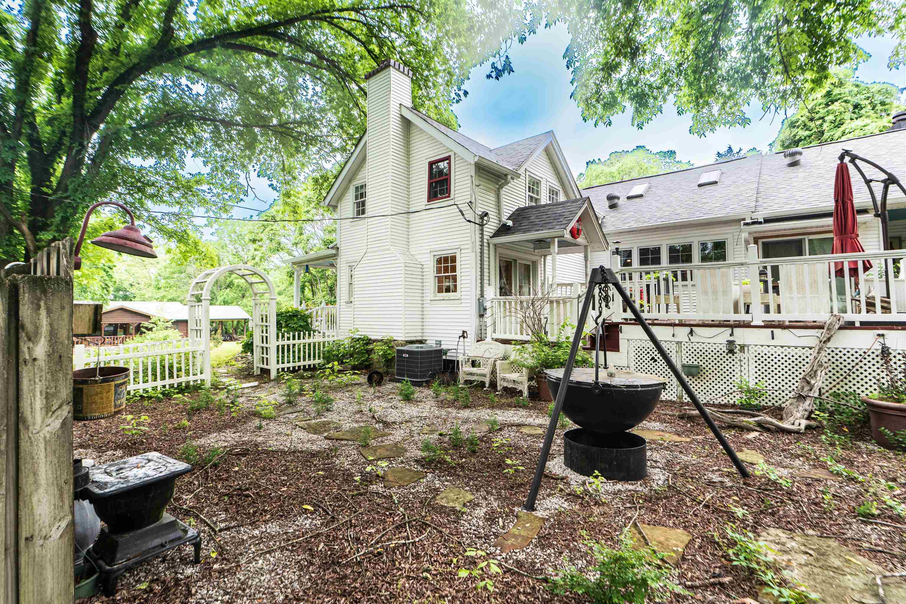 74  Church  Gilbert, AR