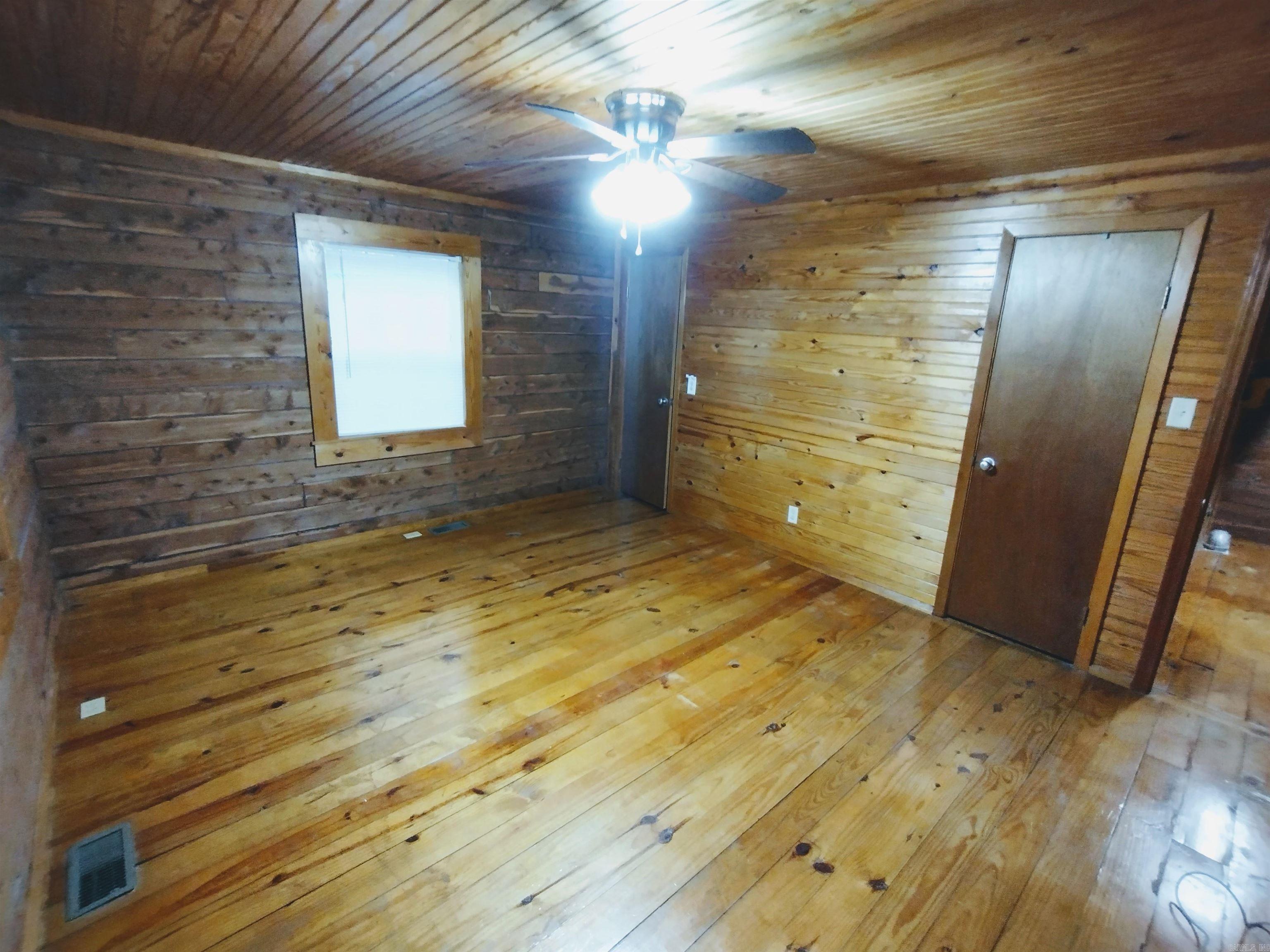 2290  Cove RD  Mountain View, AR
