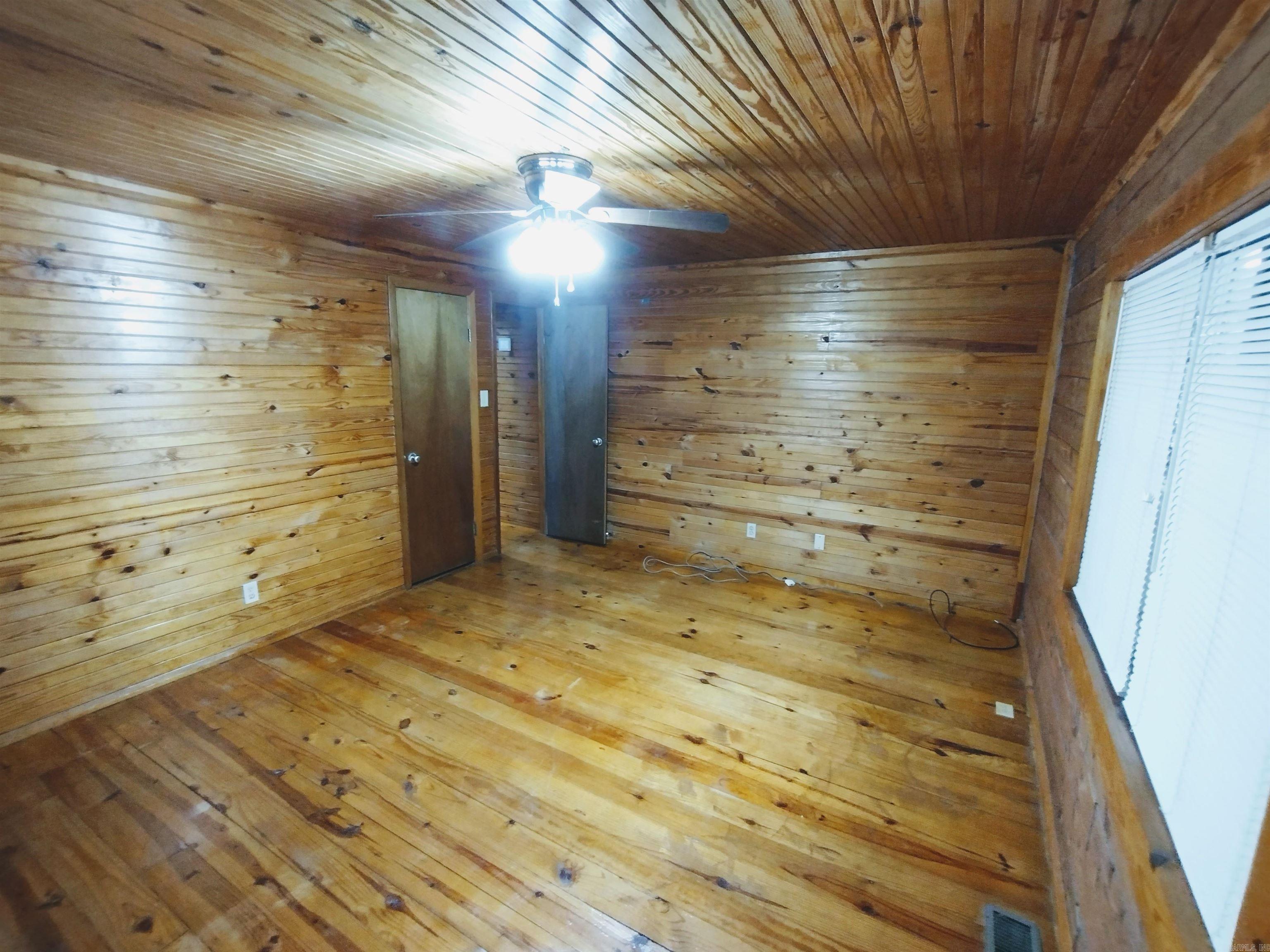 2290  Cove RD  Mountain View, AR