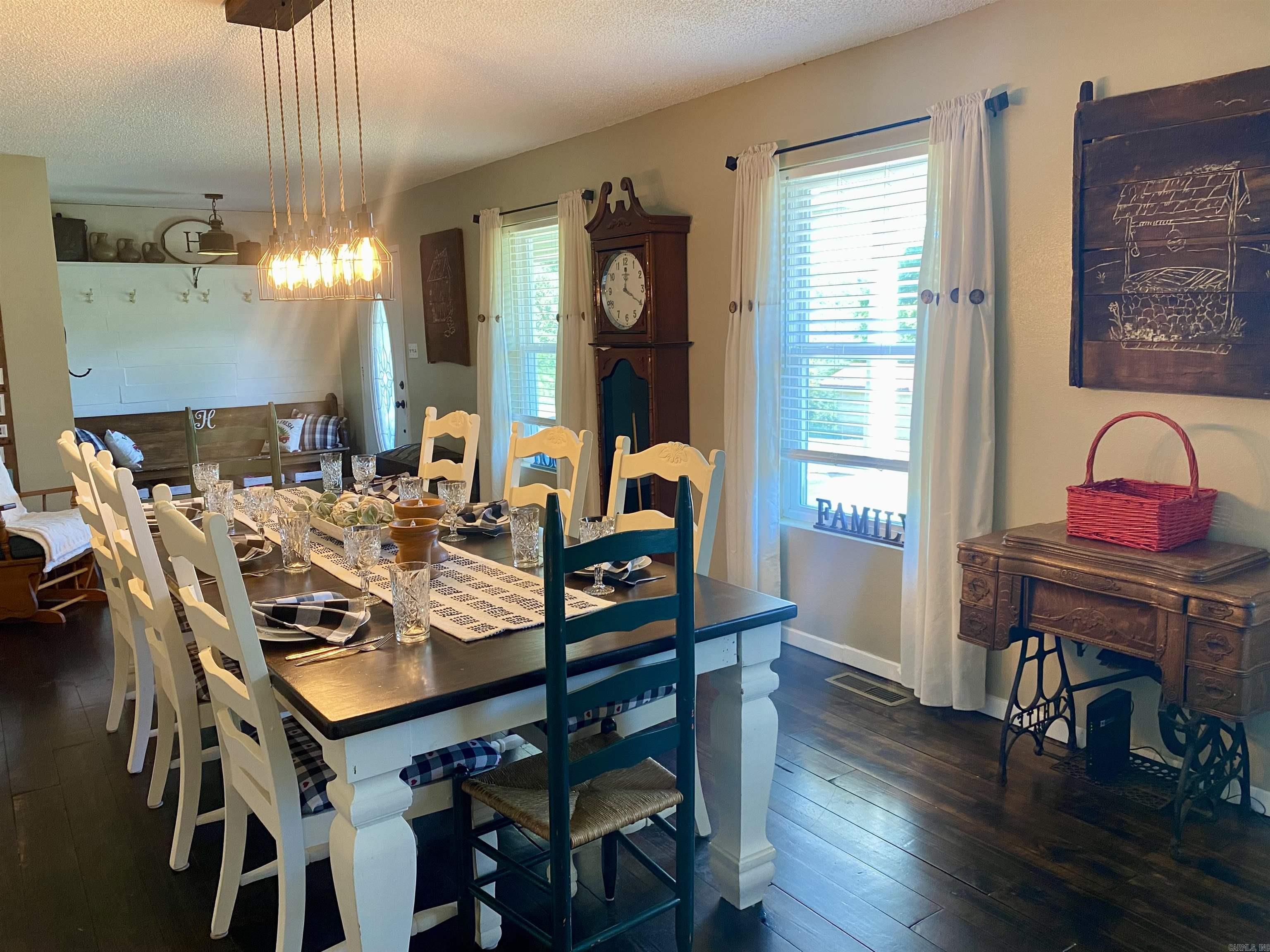 16  Mockingbird  Story, AR