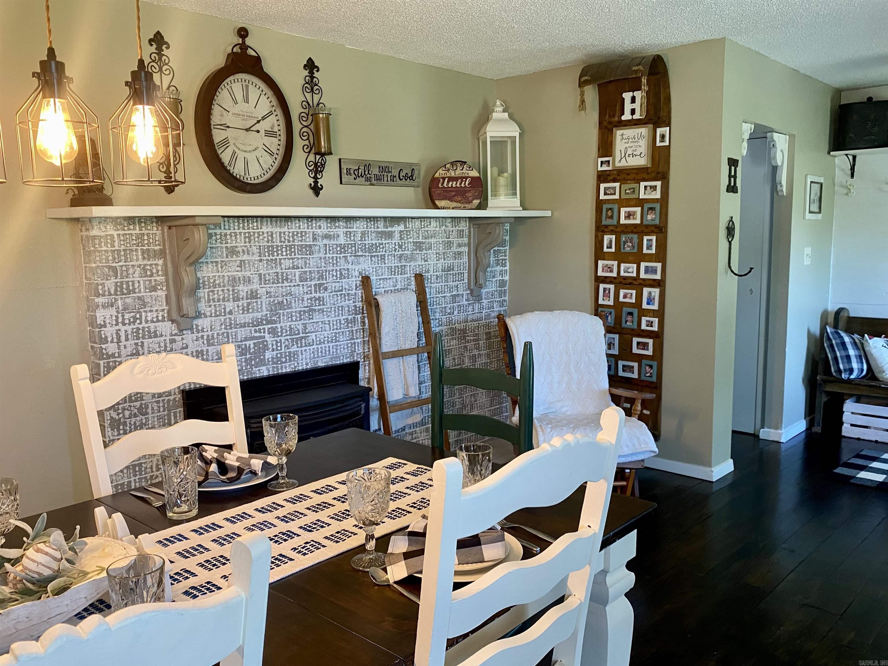 16  Mockingbird  Story, AR
