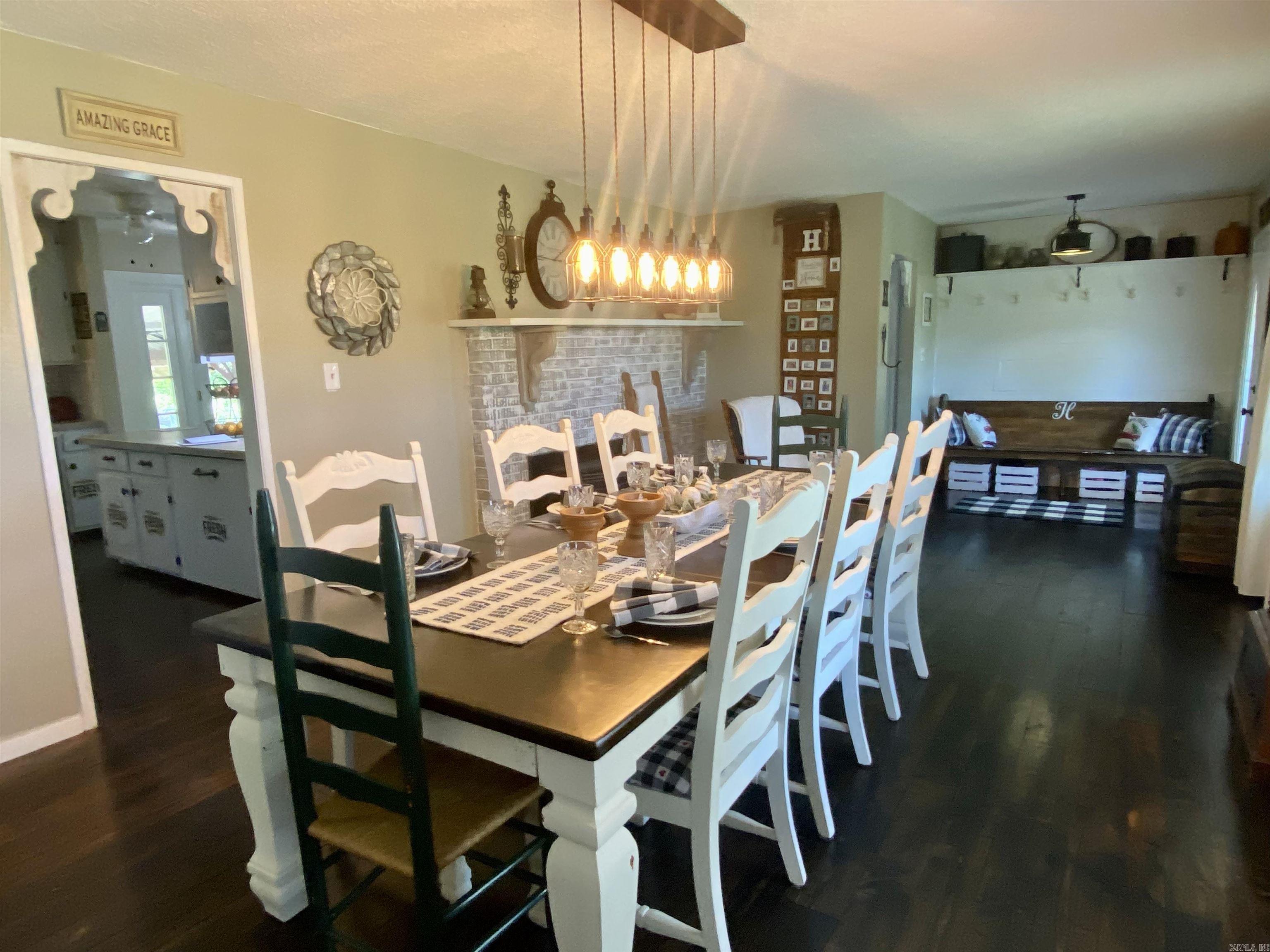 16  Mockingbird  Story, AR