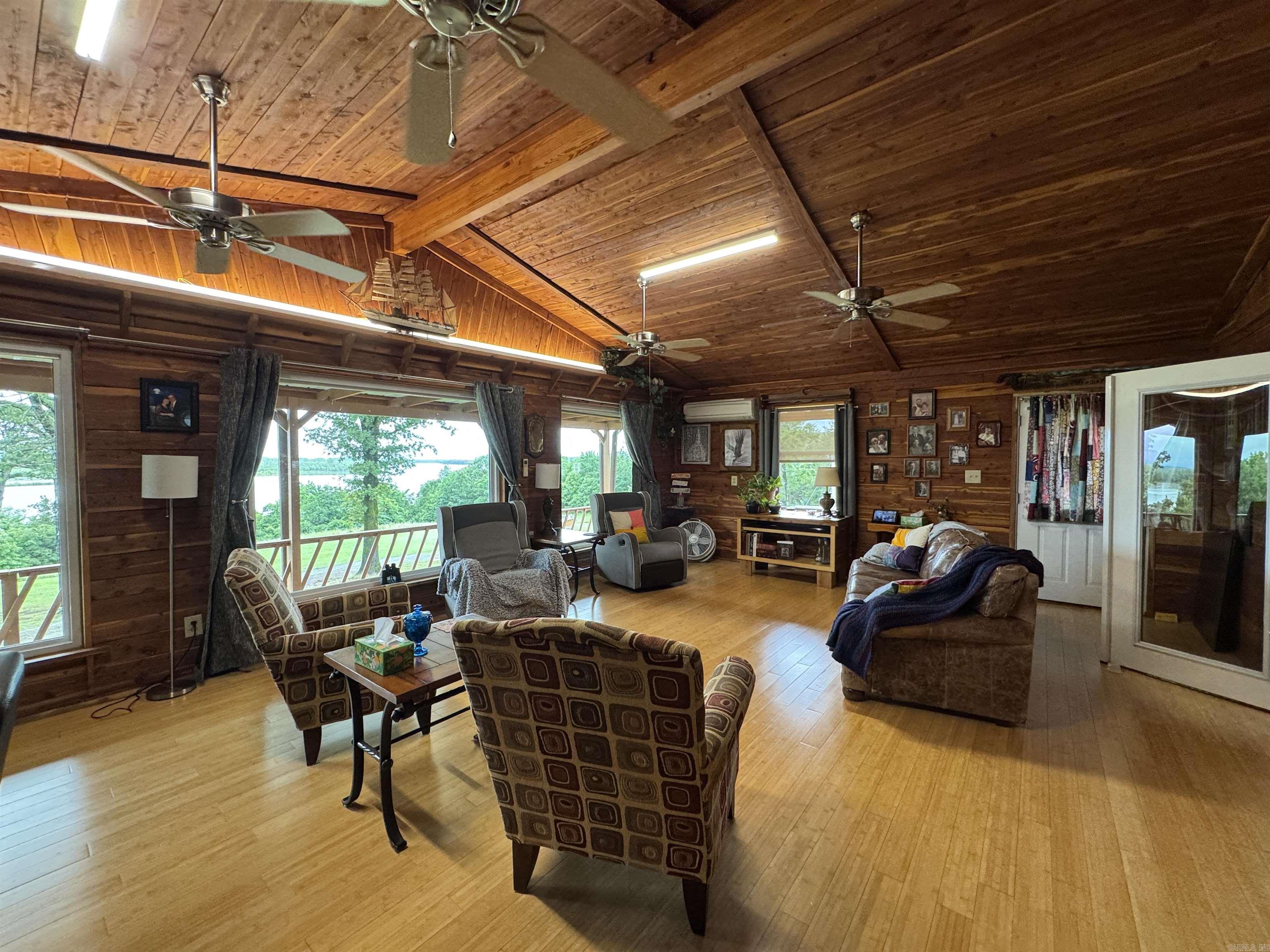 637  Riverpoint Rd  Clarksville, AR