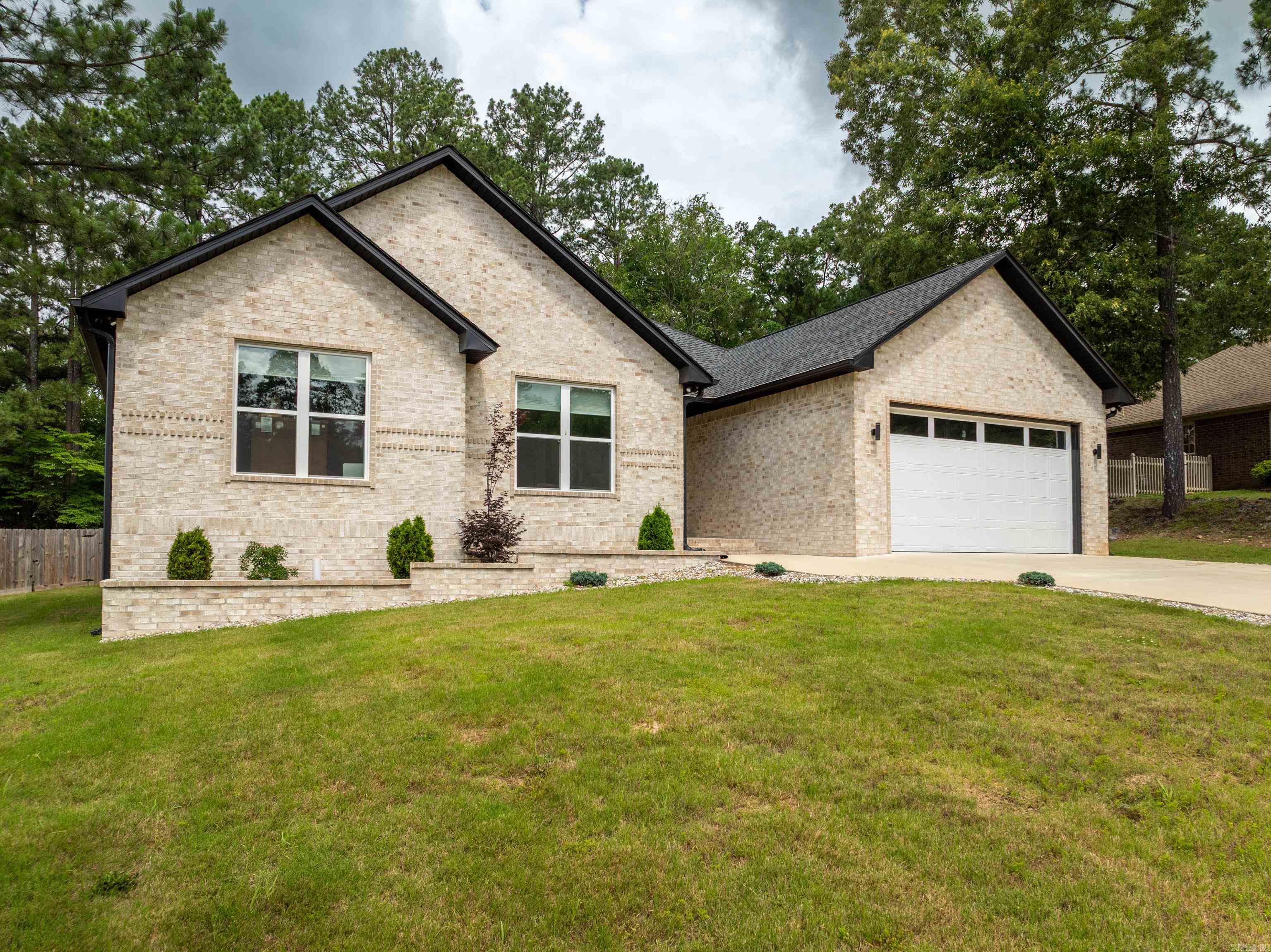 141  Ridgeway  Hot Springs, AR
