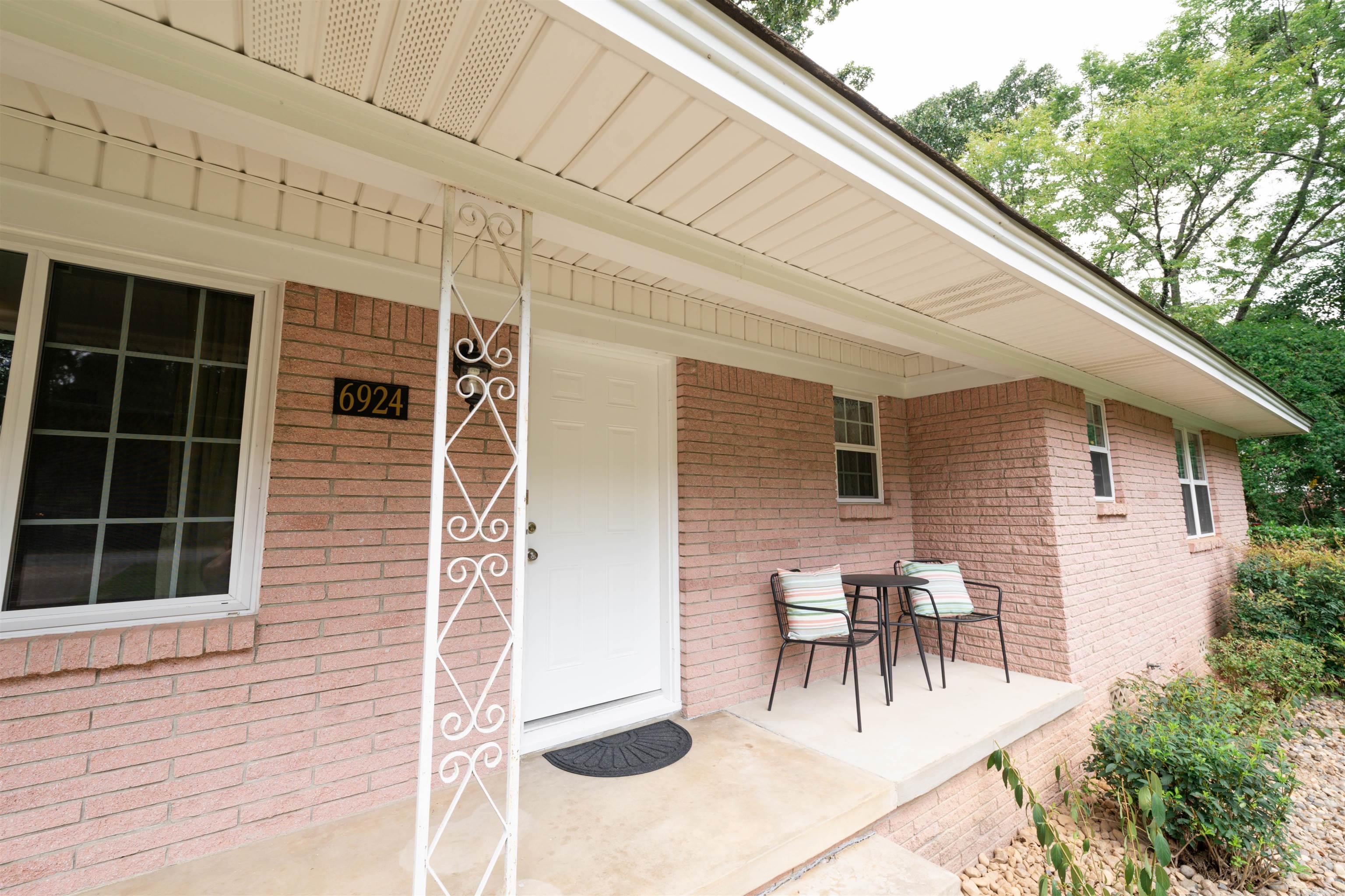 6924 W Markham  Little Rock, AR