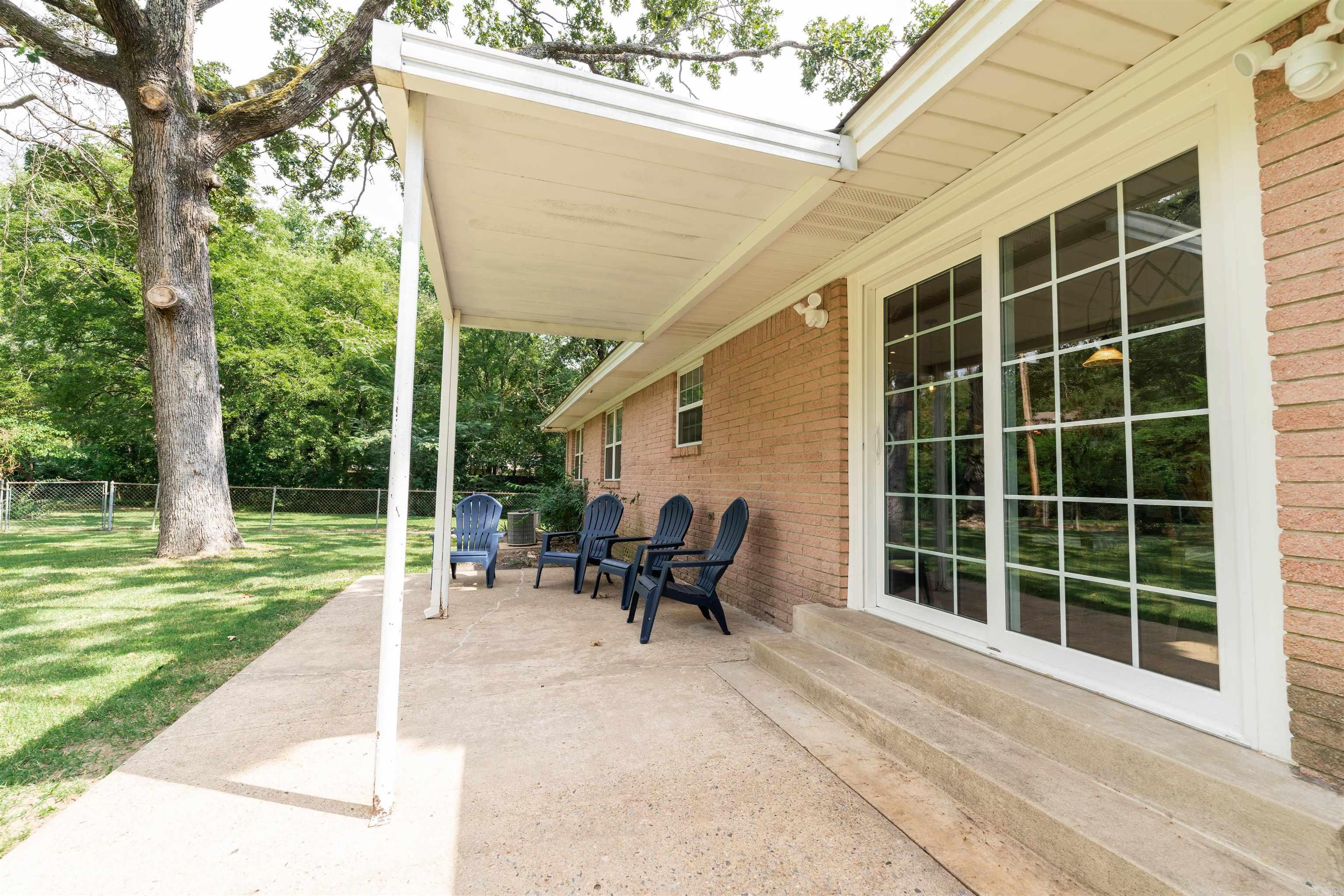 6924 W Markham  Little Rock, AR
