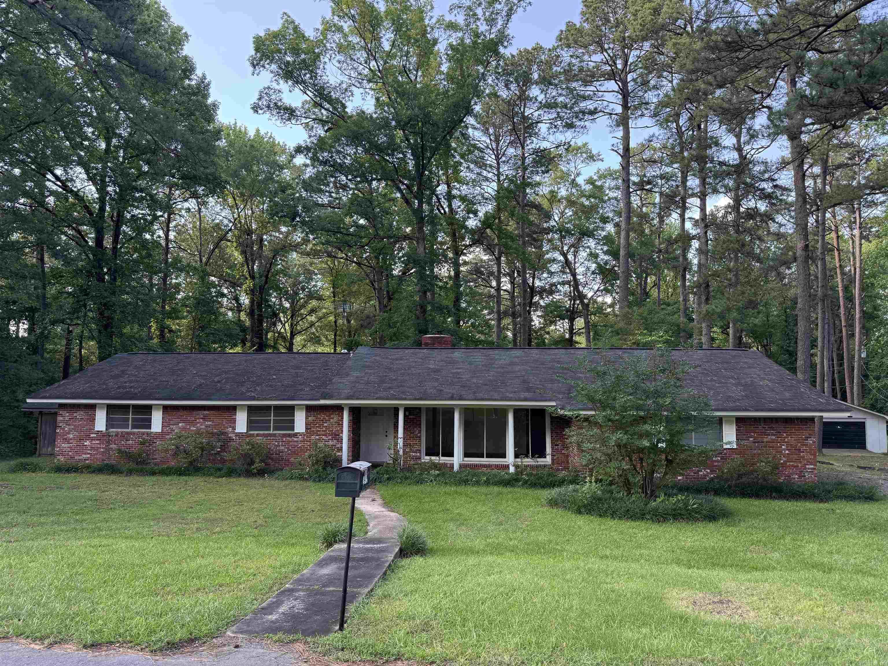 7411  SUBURBIA DR  Pine Bluff, AR