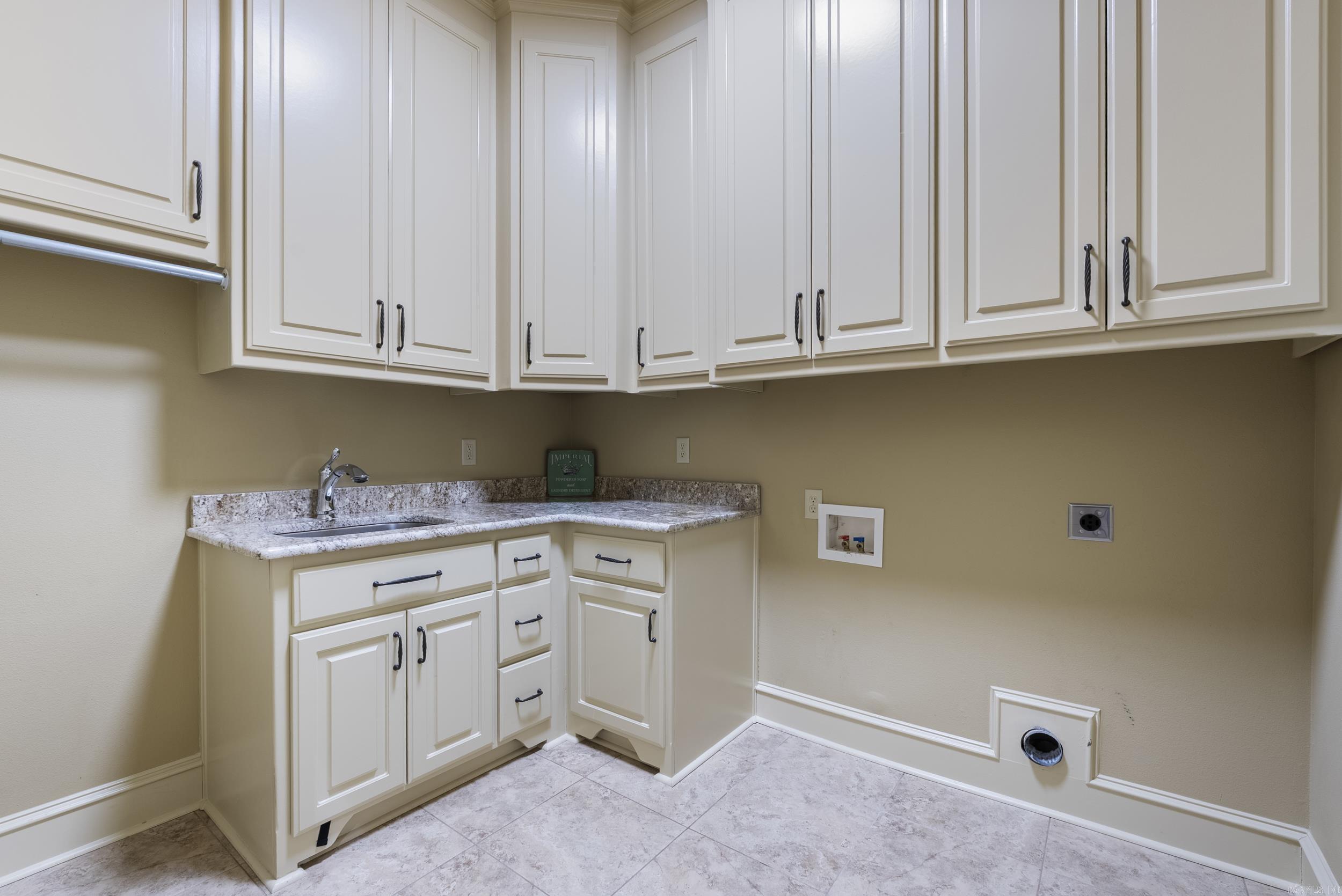1606  HILLDALE  Alexander, AR