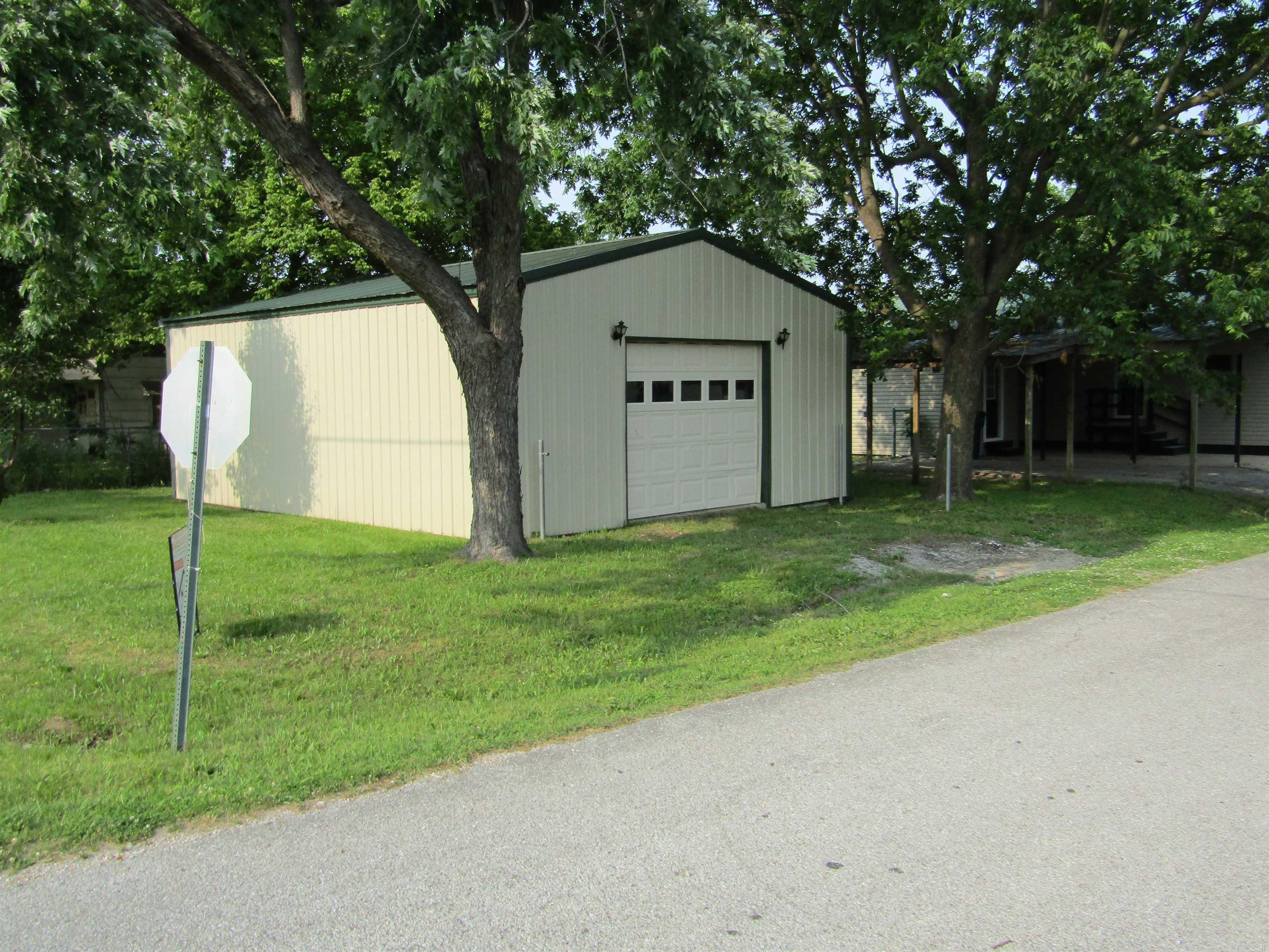 203 N 1st  Marmaduke, AR