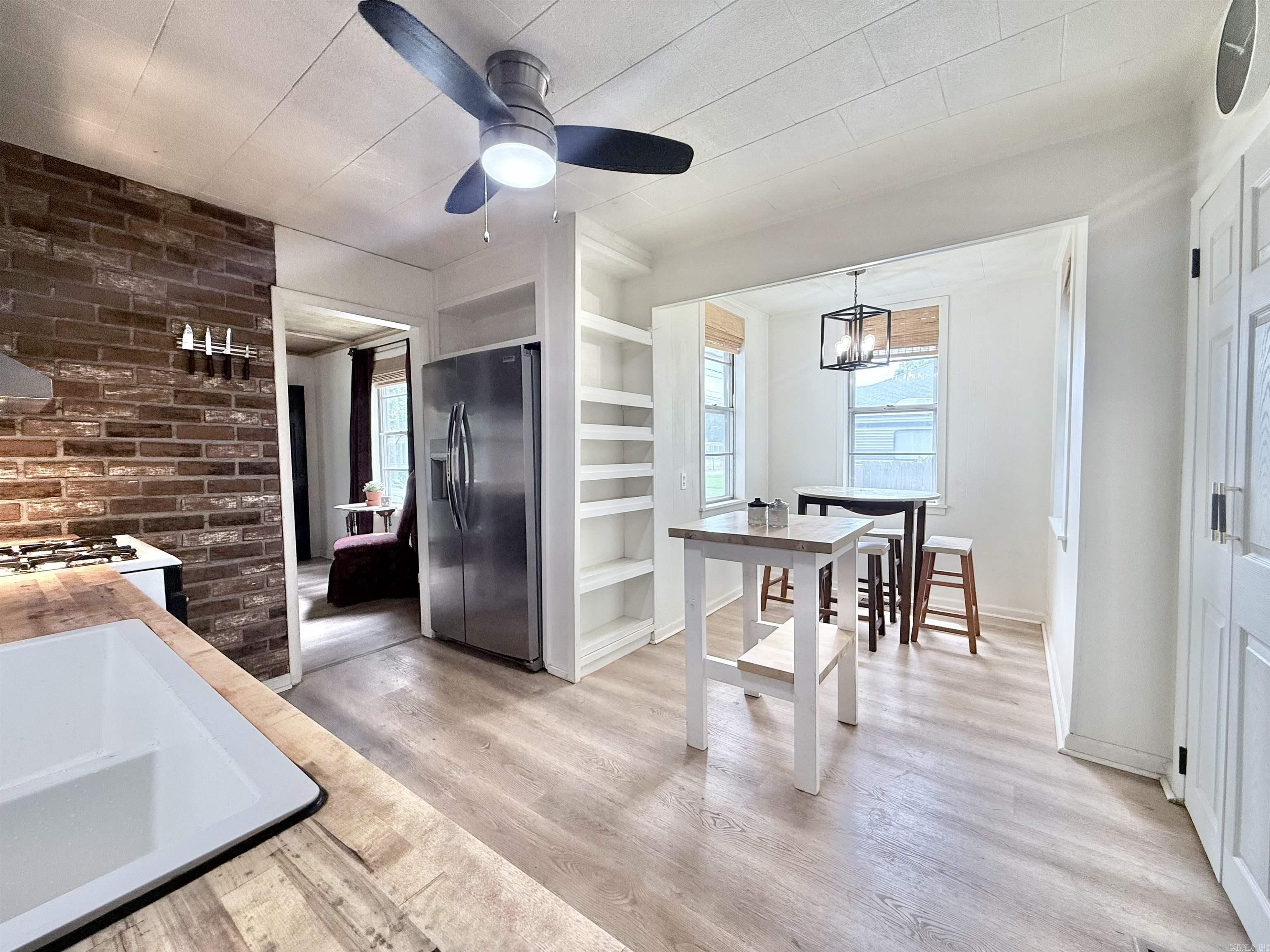 809  Morris  England, AR