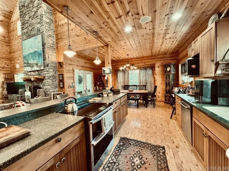 1040/1056 S Riverview  Melbourne, AR
