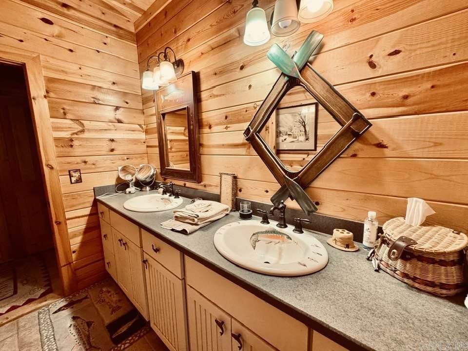 1040/1056 S Riverview  Melbourne, AR