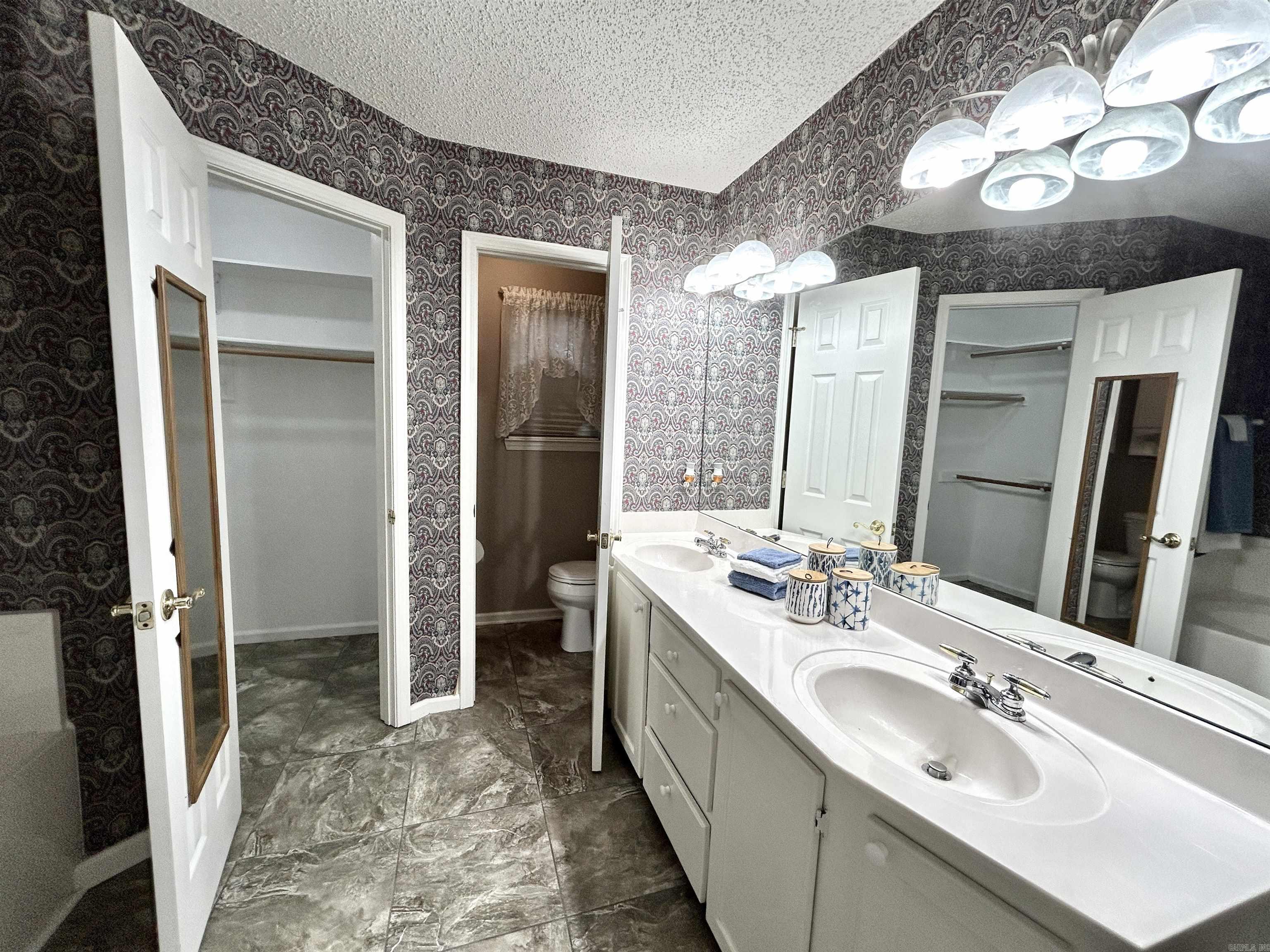 1828  DOVE  Benton, AR