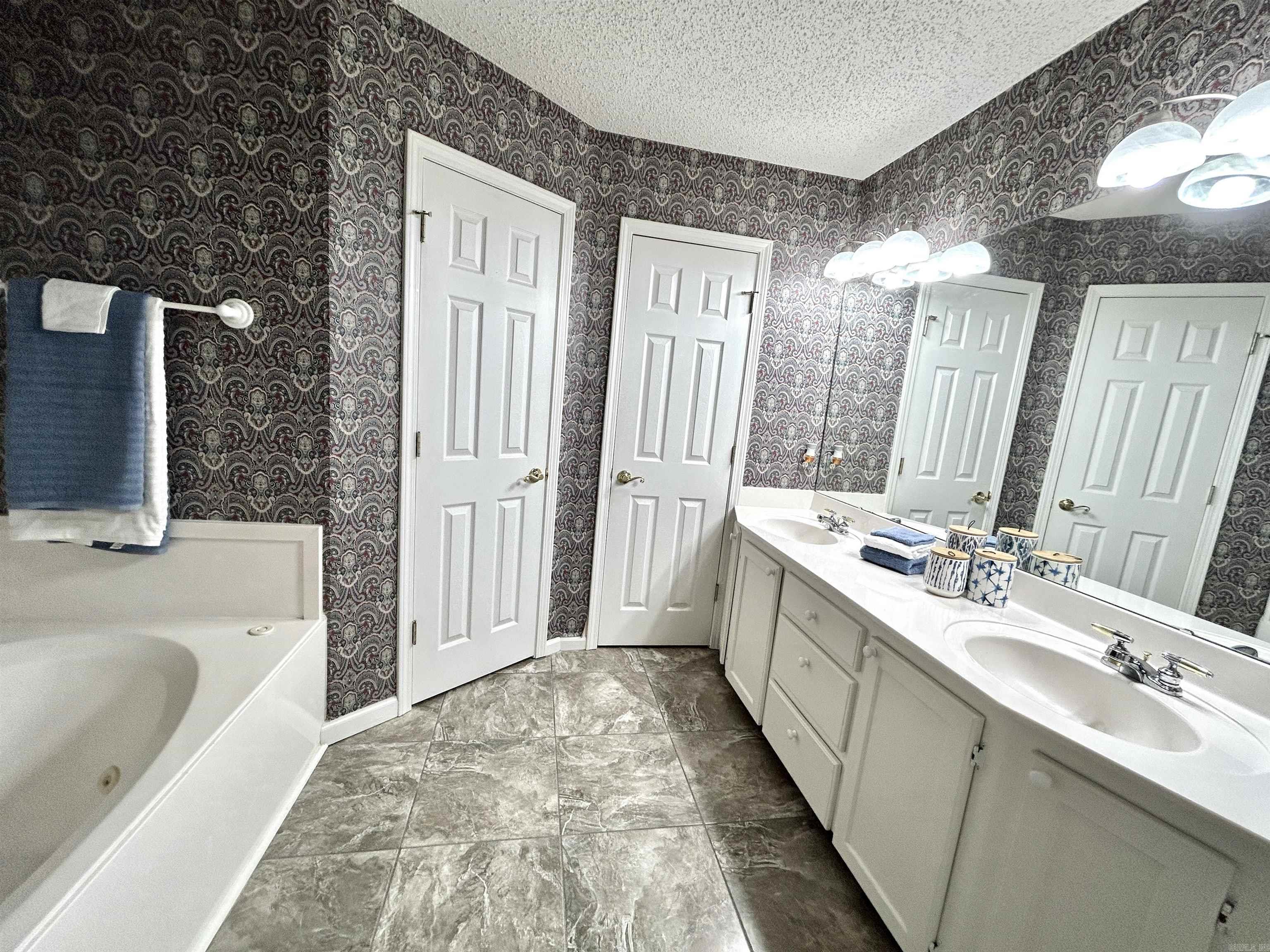 1828  DOVE  Benton, AR